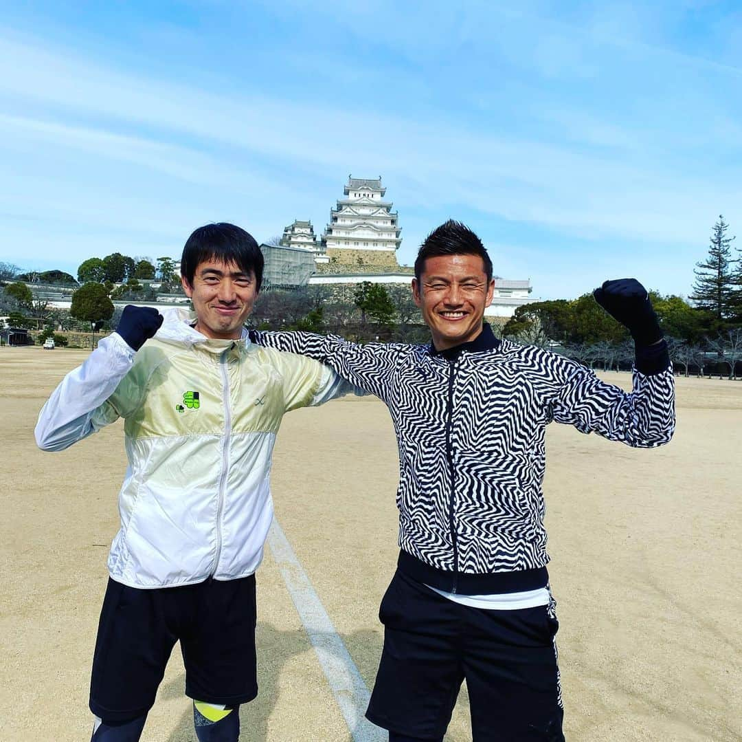 播戸竜二さんのインスタグラム写真 - (播戸竜二Instagram)「『20キロ🏃‍♂️』 ・ 故郷の象徴・姫路城の周りを20キロ走って来ました！ ・ 最初は快適でしたが、12.3キロを超えて辺りから、足が棒になりました…。まさに棒とはこの事で、今までに無い感覚で、自分自身もビビりました😵 ・ サッカーでも感じた事ない感覚。20キロでこれなら、42.195キロなんて絶対無理やん！ってちょっと凹みました…。 ・ 風邪で体調崩してたのと、エネルギーの取り方がよくなかったのと、ちょっと寒かったのと、いろいろな事を言い訳に、本場は完走できると信じています！（笑） ・ 気持ち！気持ち！気持ちで何とかなると思ってたけど、気持ちだけではどうにもならない現実をみました😵 ・ 3月1日の10:50スタートの丹波篠山ABCマラソンまで、20日を切りました。しっかりトレーニングして、やり切ります！😁 ・ いろいろアドバイスお願いします🙇 ・ ・ #丹波篠山ABCマラソン #丹波篠山市 #姫路城 #castle  #姫路城マラソン #もあります #先生と久しぶりの再開 #終わってお風呂 #オロナミンC #実家取材 #ユニフォーム達 #全部探せず #父語る #放送は3月7日のABC朝日放送」2月11日 12時41分 - ryuji_bando