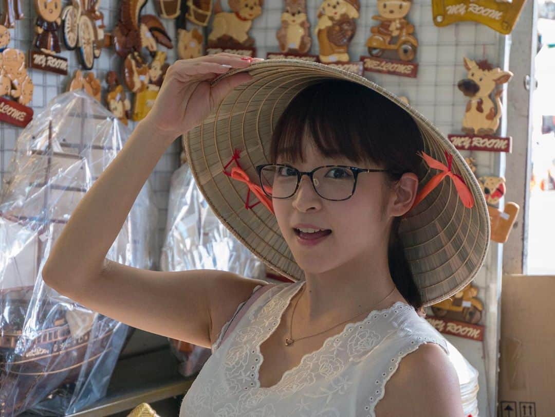 くぼたみかのインスタグラム：「#ホーチミン滞在記 その1 初めてのベトナム🇻🇳 ホーチミンは暑いけど今の時期湿気が少なく天気最高でした✨ 食べ物や洋服が激安で売っているベンタインマーケット、活気がすごくて楽しかった！ いろんなものや小さいレストランがひしめき合う中で食べた米粉ヌードル&生春巻き美味しかった〜😚そして現地のビールなら約60円というパラダイスでした❤️❤️❤️ #travel #hochiminh #benthanhmarket #ホーチミン　#ベトナム　#旅行　#ベトナム料理」