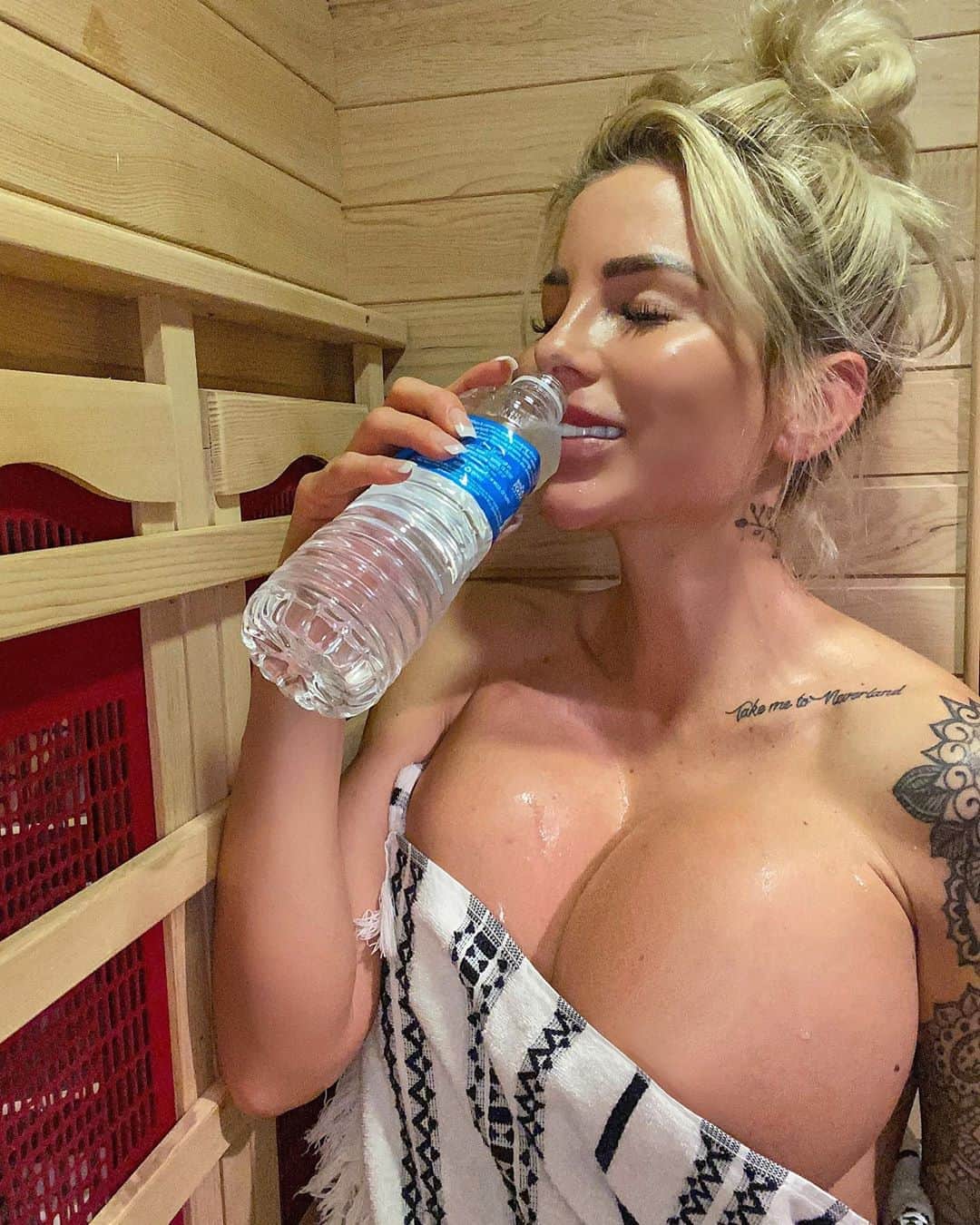 Jessica Weaverさんのインスタグラム写真 - (Jessica WeaverInstagram)「Stay hydrated y’all 😅 does anyone else ever do the sauna?  I love it... best way to relax and detox those toxins hehehe . . . . #detoxyourbody #saunatime #sauna #hydrateyourself #selfcarelove #selfcaretips」2月11日 12時50分 - jessicakes33