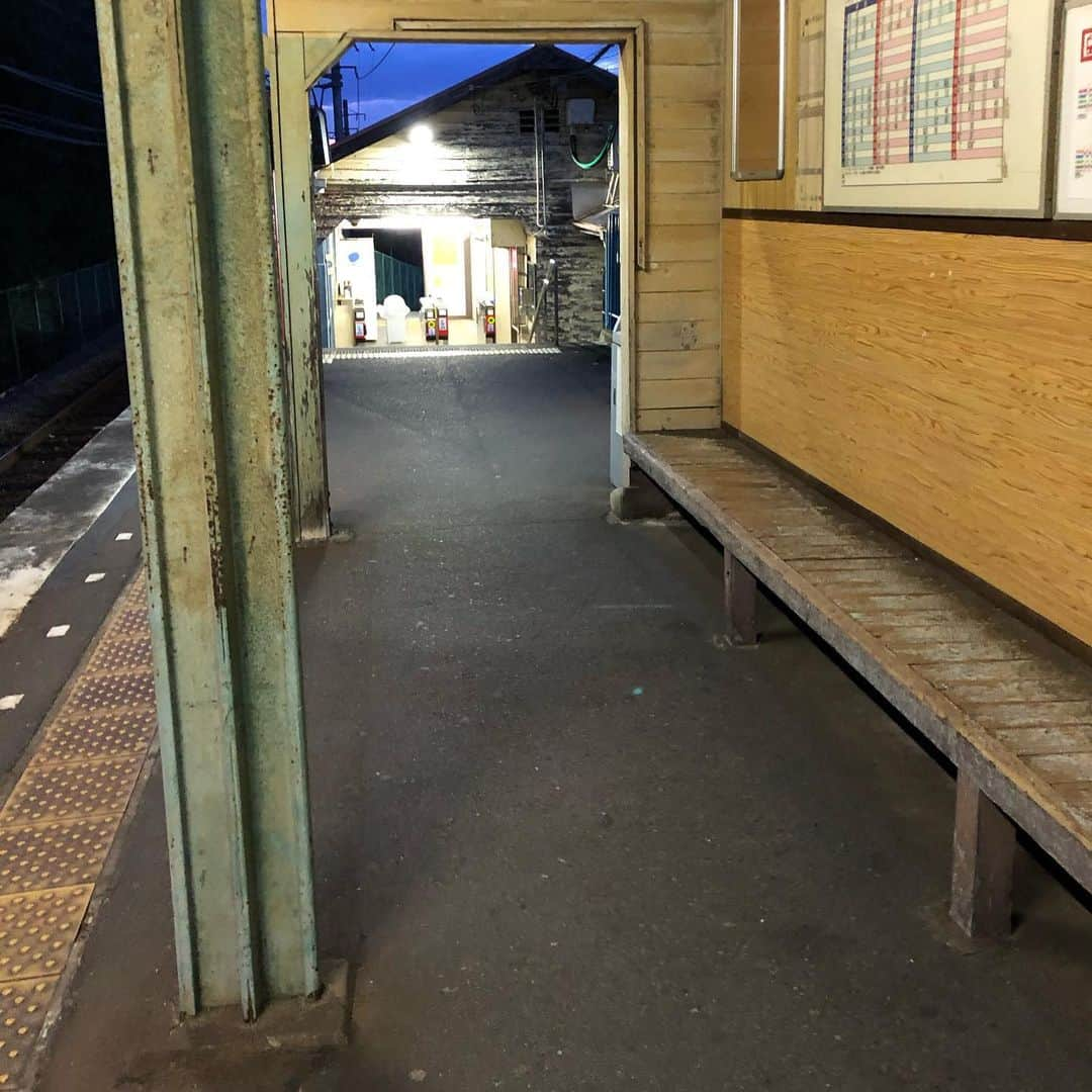 能町みね子さんのインスタグラム写真 - (能町みね子Instagram)「#よい駅 三木上の丸駅 神戸電鉄/ 高台にある崖っぷち駅、三角屋根の木の駅舎、待合の素朴さ、とても好き」2月11日 13時05分 - nmcmnc