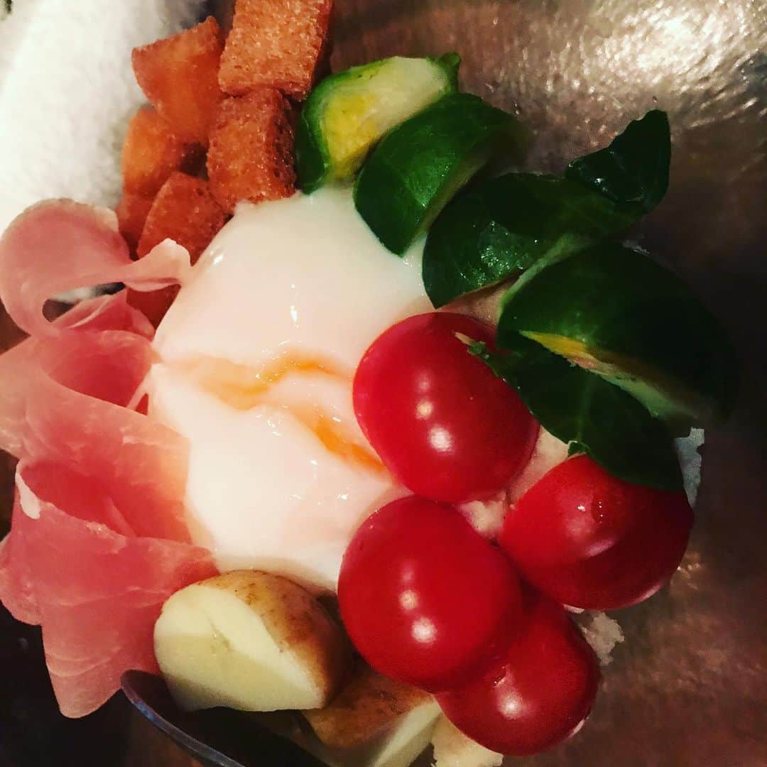 山下しげのりのインスタグラム：「キレイな彩りだろ。ウソみたいだろ。ポテトサラダなんだぜ。これで。」