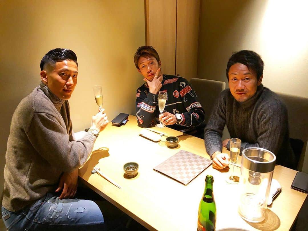 都倉賢のインスタグラム：「おじさんたちと🍣」
