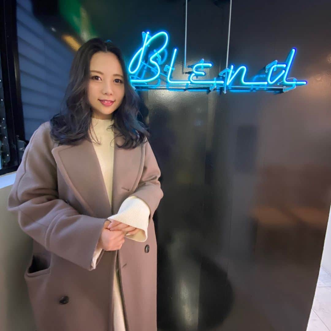西村季里子のインスタグラム：「・ いつも行ってる美容院は 渋谷にある✂️blend✂️さん！ カラーがとにかく毎回最高に綺麗✨ １ヶ月に１回は行くけど、 １ヶ月間ずっといいカラー保てるの🥺 今年は綺麗に髪の毛伸ばしたいから マメに通いたいと思います✌🏻💕 次はどんなカラーにしようかな〜(気が早い)  #美容院#blend#渋谷#ヘアカラー #カット#トリートメント#ブリーチカラー  #暗髪 #透き通った色#色落ち #楽しみ #YouTube#youtubechannel  #きなんちゃんねる#毎週日火木 #チャンネル登録お願いします  #follow#followｍe」