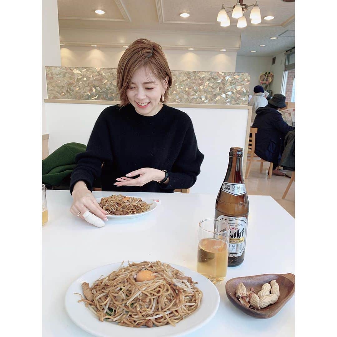 坂田陽子さんのインスタグラム写真 - (坂田陽子Instagram)「福岡に帰ると必ず寄ってしまう2軒。ほぼ、ルーティンと言っても良いくらい😂 しかも、毎回この美女を付き合わせている気がする😂😂 ・ 大分発祥　#日田焼きそば　の #想夫恋　 蒸麺のモチモチ感と鉄板で焼かれたパリパリ食感ともやしのシャキシャキ感。その食感が恋しくて❤️ 因みにトッピングの生卵は、半分食べてから崩して絡める派（どーでもいい情報・笑） ・ 少しお腹を減らす為、新しくなった博多駅をぶらぶらして17時前には #博多祇園鉄なべ  へ😂 ・ 開店と同時にカウンター席に座り、鉄なべ2人前（追加注文できませんっ）とビール、手羽先煮込みに酢もつ！‼️ ・ いつもなら2人で4.5人前位は頼むけどこの日は控えめに。 なんせこの後、夜ご飯控えてましたから〜😂 ・ #ルーティン飯 #地元飯 #地元グルメ #地元に帰ると　 #満腹中枢崩壊」2月11日 13時26分 - yokosakata