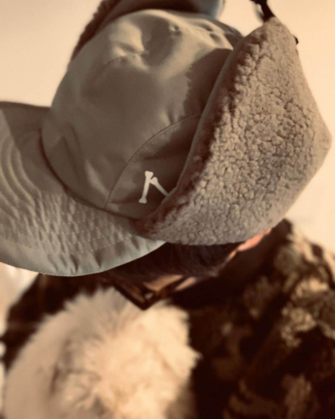 聡太郎さんのインスタグラム写真 - (聡太郎Instagram)「Hug with my love🐩with my new cap on🧢 だっこ。さみしげな目をしている。 モデルをやらせていただいた ナンバーナイン @numbernine_official さんの帽子をゲット。ゲットしたのは色違いのオリーブです。いっぱいかぶろ！  #dog #toypoodle #hug #love #numbernine #cap #earflap #fashion #model #犬 #トイプードル #かわいい #ナンバーナイン #帽子 #イヤーフラップ  #sotaro #聡太郎」2月11日 13時26分 - sotarosotaro