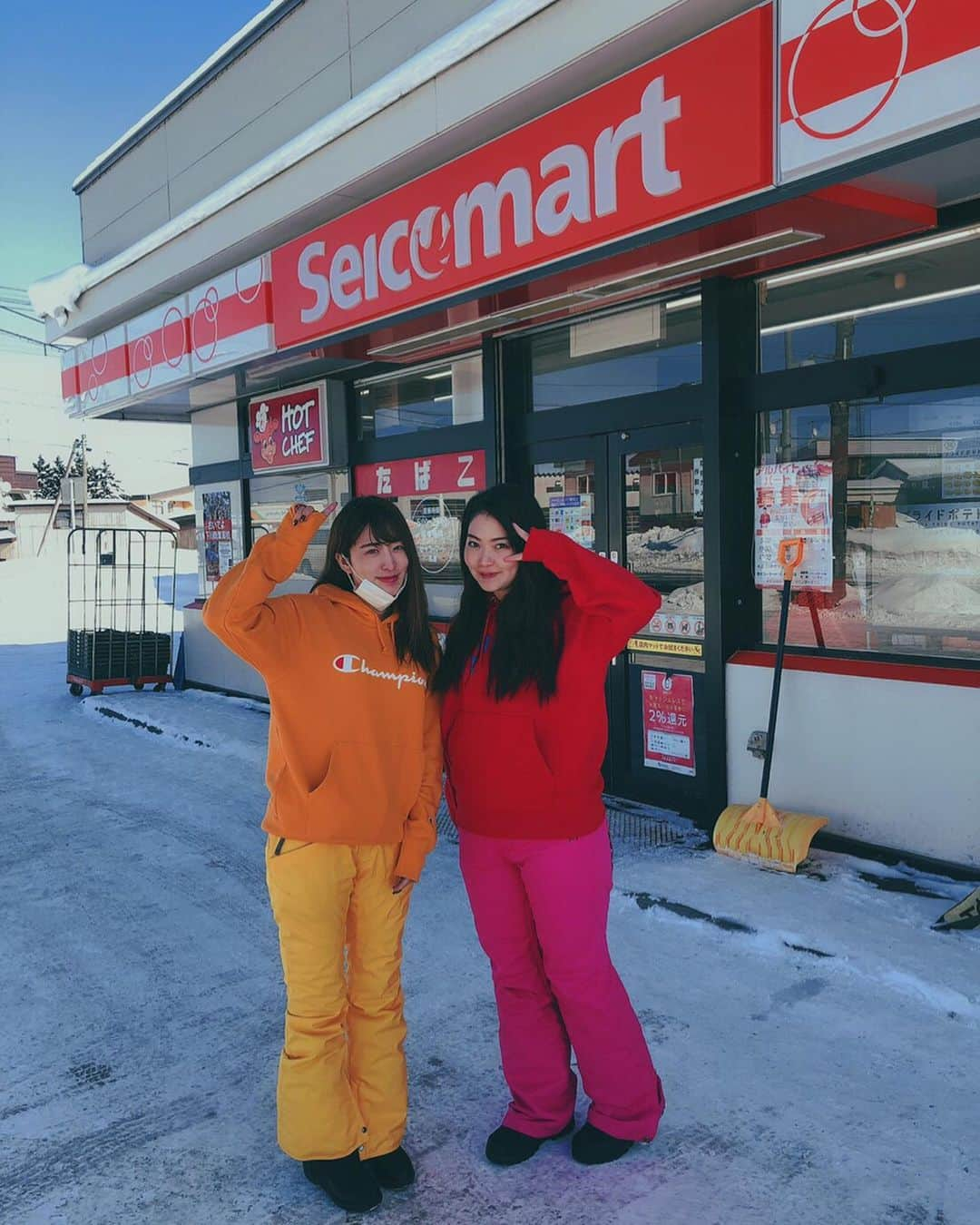 浅香美咲さんのインスタグラム写真 - (浅香美咲Instagram)「続き💕 無人駅、seicomart(北海道限定コンビニ)、動物園、スノボ　楽しかった☺️💖 旅行中につけていた時計は@loborjapanのものだよ⏰ クーポンコード 【asaka124】使用で10%off☆  #北海道　#名寄市　#ワカサギ釣り #カーリング　#名寄雪まつり #trip #旭山動物園  #hokkaido #旭川　#lobor  #ロバー #腕時計 #時計」2月11日 13時30分 - asakamisaki