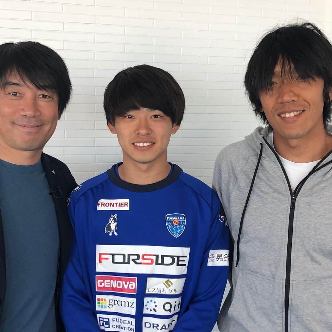 中西哲生のインスタグラム：「. 横浜FCの練習場にて中村俊輔選手とタイミングよく出会えて、斉藤光毅選手と3ショット。  今年に入ってから斉藤光毅選手とトレーニングさせて頂いていますが、僕がもともとパーソナルコーチをはじめたキッカケは中村俊輔選手の15年前の一言でした。 . 「哲生さんは世界のあらゆる試合を見てるから、もしその中で僕がやっていないプレーがあれば教えてください」  中村俊輔選手のこの一言で、僕の全く新しいサッカー人生がスタートしました。  まずは中村俊輔選手の分析から始めました。なぜならリクエストに応えるためには、中村俊輔選手のプレーを完璧に把握する必要があるからです。  そこで中村俊輔選手のプレー分析を始めると驚くべきことが分かりました。彼のプレーは他の日本人選手のフォームとは違うものばかりだったのです。  さらに驚くべきことは当時の海外の超一流選手のドリブルのフォーム、トラップのフォーム、キックのフォームは全て、当時の中村俊輔選手のフォームに近いものだったのです。  そこからフォームを分析する作業が始まりました。中村俊輔選手がどうボールを運び、どうボールを止め、どう蹴っているのか。そして海外の超一流選手のフォームのメカニズムはどうなっているのか。  それらをすべて把握した上で、やっと中村俊輔選手がそれまでやっていなかったプレーを、動画として渡すことができました。  あれから15年。時は経ち、長友佑都選手から永里優季選手、久保建英選手から中井卓大選手、そして斉藤光毅選手。  すべてはつながっていますし、今も中村俊輔選手の一言一言は金言ですし、いつも大きなヒントをもらっています。  中村俊輔選手に3人で写真を撮らせて欲しいとお願いしたら、「でた！」といつも通りのリアクションで、満面の笑顔で応じてくれました。  中村俊輔選手、本当にいつもありがとうございます。これからもずっと、宜しくお願いします。  斉藤光毅選手との対談は近日、テレ朝『Get Sports』でオンエアです。お楽しみに。  #中村俊輔 選手 #斉藤光毅 選手 #中西哲生  #テレ朝 #GetSports」