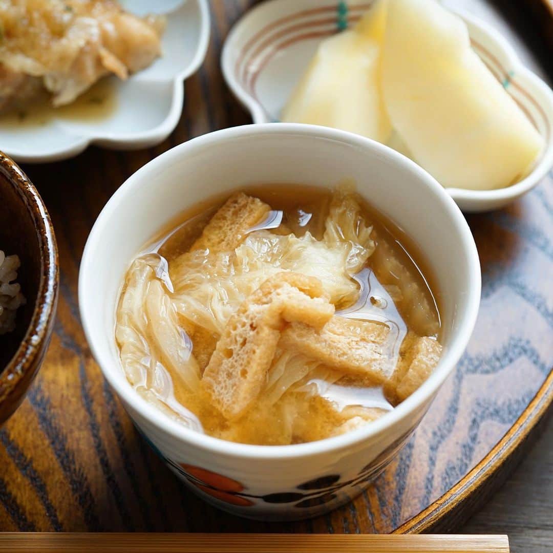 hirokoさんのインスタグラム写真 - (hirokoInstagram)「2020.2.11（火）﻿ ✽.｡.:*・ﾟ #hiroponのおうちごはん﻿ ﻿ 今日も @fitfood_home #フィットフードホーム さんの﻿ 手作りのお惣菜で簡単#昼ごはん﻿ ﻿ menu📝﻿ ▪︎#若鶏のオリーブ煮込み﻿ ▪︎玄米雑穀ごはん（100g）﻿ ▪︎白菜と揚げの味噌汁﻿ ▪︎りんご﻿ ﻿ ﻿ 「FIT FOOD HOME」は 冷凍で届く嬉しい食卓の主役#主菜 です﻿ 働くママや育児中のママ﻿ 手抜きしたいママ←これ私かも🤣﻿ とっても助かりますね﻿ だって主菜（メイン料理）ですもん！﻿ ﻿ 3枚目の写真が（1食分です）﻿ ↑撮り忘れのため昨日の写真を💦﻿ ﻿ 必要な栄養素も記載してあるから﻿ ダイエット中でもしっかり管理できますよ﻿ ﻿ 『若鶏のオリーブ煮込み』﻿ ● 329kcal﻿ ● タンパク質 28.2g﻿ ● 脂質 20g﻿ ● 糖質 9.1g﻿ ﻿  お⾁やお⿂をメインとした⾷卓の主役 「主菜」﻿ #お試しセット もあるので﻿ 気になったら👉🏻 @fitfood_home  をチェック✔﻿ ﻿ ﻿ 『白菜と揚げの味噌汁』は﻿ @dashi_gura さんの 「関西おだし」を使いました﻿ パックになってるので1人分でも作りやすいんです﻿ ﻿ ⦿ 基本おだし：水400mlに関西おだし1袋﻿ ⦿ 濃いおだし：水500mlに関西おだし2袋﻿ 水の状態から入れ沸騰後4〜5分煮出し取り出す﻿ 【1袋あたり】﻿ 糖質：2.8g タンパク質：3.5g エネルギー：27kcal﻿ ﻿ 簡単に使える#関西おだし は﻿ 👉🏻 @dashi_gura をチェック✔﻿ ﻿ ﻿ ﻿ .........The end 🍽﻿ #FFH健康冷凍惣菜 #FFH健康おうちごはん #お惣菜 #冷凍惣菜  #安心安全 #安心安全食材 #だし蔵アンバサダー #だしパック #インスタフード #おうちごはん通信 #おうちごはんLover #くらしメイド #フーディーテーブル #マカロニメイト #デリミア #デリスタグラマー #バランスの良い食事 #てづくりごはん365 #うちのシェフ #snapdish #macaroni #locari_kitchen #lin_stagrammer﻿ ・」2月11日 13時37分 - hiropon0201