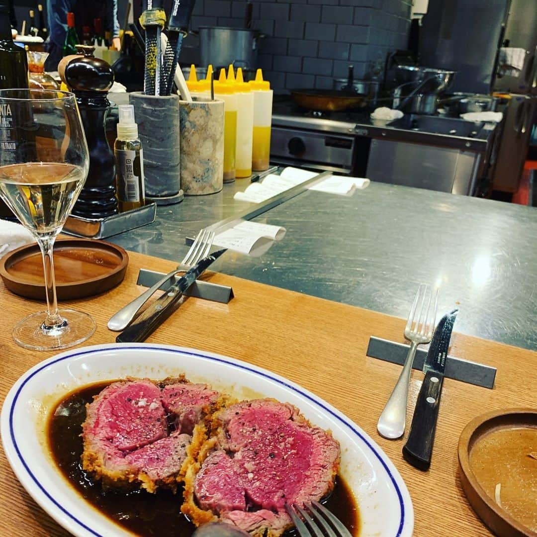坂田陽子さんのインスタグラム写真 - (坂田陽子Instagram)「まさかの餃子のハシゴ⁉️と、 暖簾を見てびっくりしたけど、 @maki.wwf たまちんが予約してくれたのは、餃子やさんの店内を通り抜けた奥の扉の向こうにあるカウンタービストロYorgo🍷 ・ ジャガイモのウニソースや カツレツなどワインに合う気の利いた料理がカジュアルにいただけるお店でした😆 ・ 20年くらい前、#FM福岡 の #人気ラジオパーソナリティー だった #椎葉ユウ さんに声をかけて頂き、初めて担当した深夜の番組、 #レディオジャーキー　でディレクターをしてくれた、たまちん。 ・ 当時新人アナウンサーだった #西川さとり　君と椎葉さんとの4人で夕方から打ち合わせ→収録→深夜の打ち上げ→結果、朝帰り😂😂仕事というより、部活みたいで楽しかったなぁー。 ・ たまちんとワイン飲みながら盛り上がって、またまた晴美の隠れ家BARへ。 この方とも、高1からの長〜い付き合い。照れて、写真あんまり撮らせてくれないところも、昔から変わらない😂😂 大好きな人達が居るって幸せな事だなぁ。」2月11日 13時45分 - yokosakata