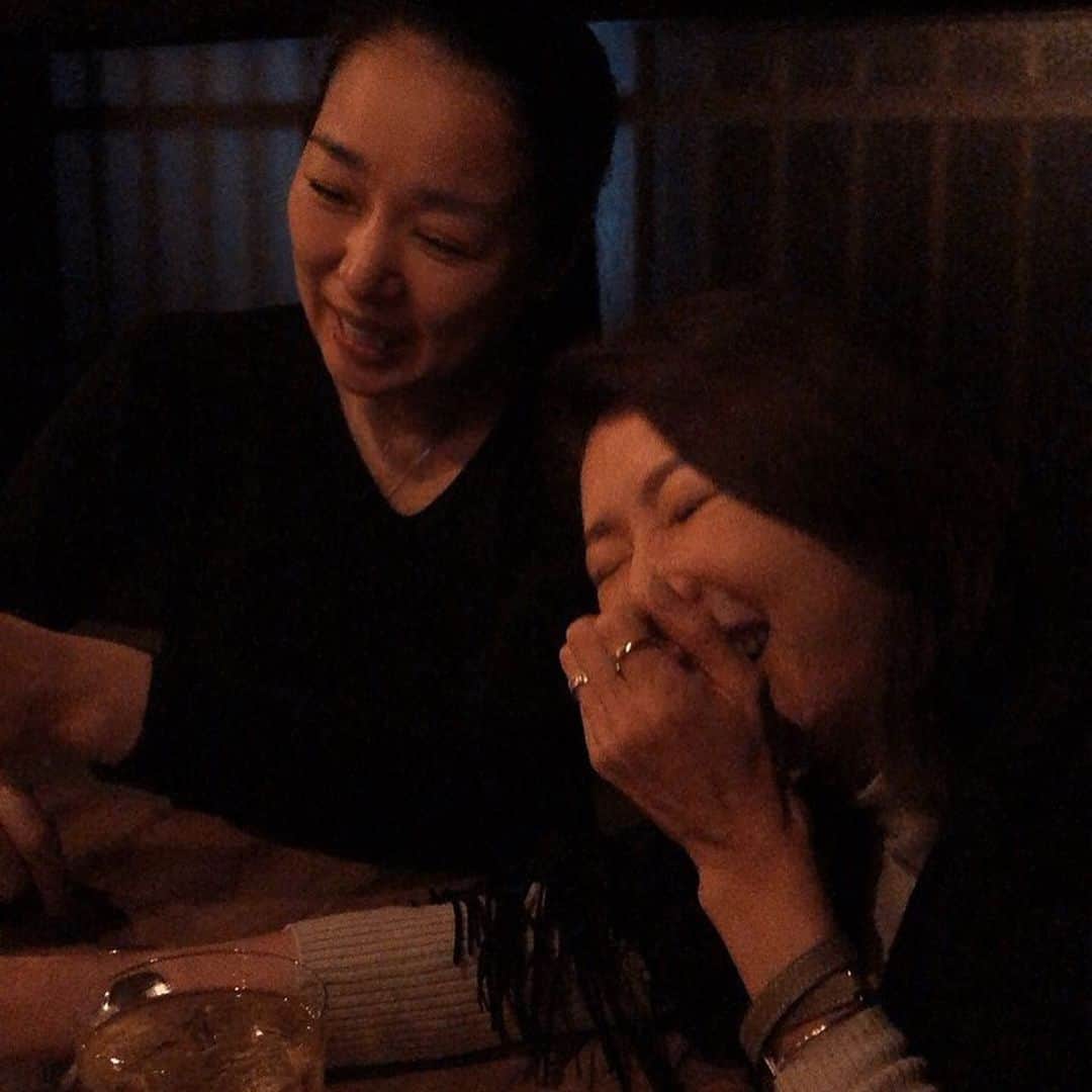 坂田陽子さんのインスタグラム写真 - (坂田陽子Instagram)「まさかの餃子のハシゴ⁉️と、 暖簾を見てびっくりしたけど、 @maki.wwf たまちんが予約してくれたのは、餃子やさんの店内を通り抜けた奥の扉の向こうにあるカウンタービストロYorgo🍷 ・ ジャガイモのウニソースや カツレツなどワインに合う気の利いた料理がカジュアルにいただけるお店でした😆 ・ 20年くらい前、#FM福岡 の #人気ラジオパーソナリティー だった #椎葉ユウ さんに声をかけて頂き、初めて担当した深夜の番組、 #レディオジャーキー　でディレクターをしてくれた、たまちん。 ・ 当時新人アナウンサーだった #西川さとり　君と椎葉さんとの4人で夕方から打ち合わせ→収録→深夜の打ち上げ→結果、朝帰り😂😂仕事というより、部活みたいで楽しかったなぁー。 ・ たまちんとワイン飲みながら盛り上がって、またまた晴美の隠れ家BARへ。 この方とも、高1からの長〜い付き合い。照れて、写真あんまり撮らせてくれないところも、昔から変わらない😂😂 大好きな人達が居るって幸せな事だなぁ。」2月11日 13時45分 - yokosakata