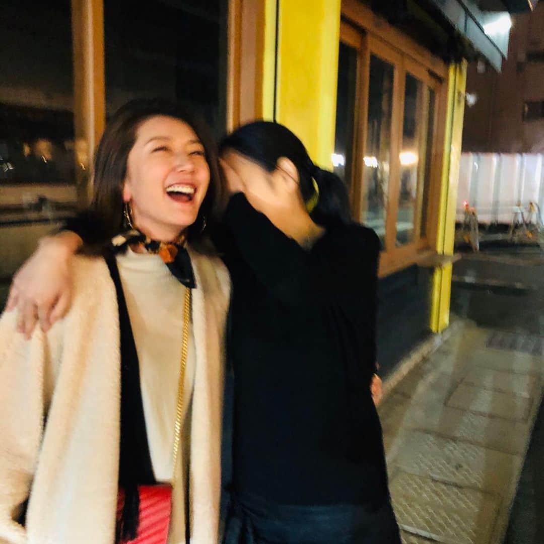 坂田陽子さんのインスタグラム写真 - (坂田陽子Instagram)「まさかの餃子のハシゴ⁉️と、 暖簾を見てびっくりしたけど、 @maki.wwf たまちんが予約してくれたのは、餃子やさんの店内を通り抜けた奥の扉の向こうにあるカウンタービストロYorgo🍷 ・ ジャガイモのウニソースや カツレツなどワインに合う気の利いた料理がカジュアルにいただけるお店でした😆 ・ 20年くらい前、#FM福岡 の #人気ラジオパーソナリティー だった #椎葉ユウ さんに声をかけて頂き、初めて担当した深夜の番組、 #レディオジャーキー　でディレクターをしてくれた、たまちん。 ・ 当時新人アナウンサーだった #西川さとり　君と椎葉さんとの4人で夕方から打ち合わせ→収録→深夜の打ち上げ→結果、朝帰り😂😂仕事というより、部活みたいで楽しかったなぁー。 ・ たまちんとワイン飲みながら盛り上がって、またまた晴美の隠れ家BARへ。 この方とも、高1からの長〜い付き合い。照れて、写真あんまり撮らせてくれないところも、昔から変わらない😂😂 大好きな人達が居るって幸せな事だなぁ。」2月11日 13時45分 - yokosakata