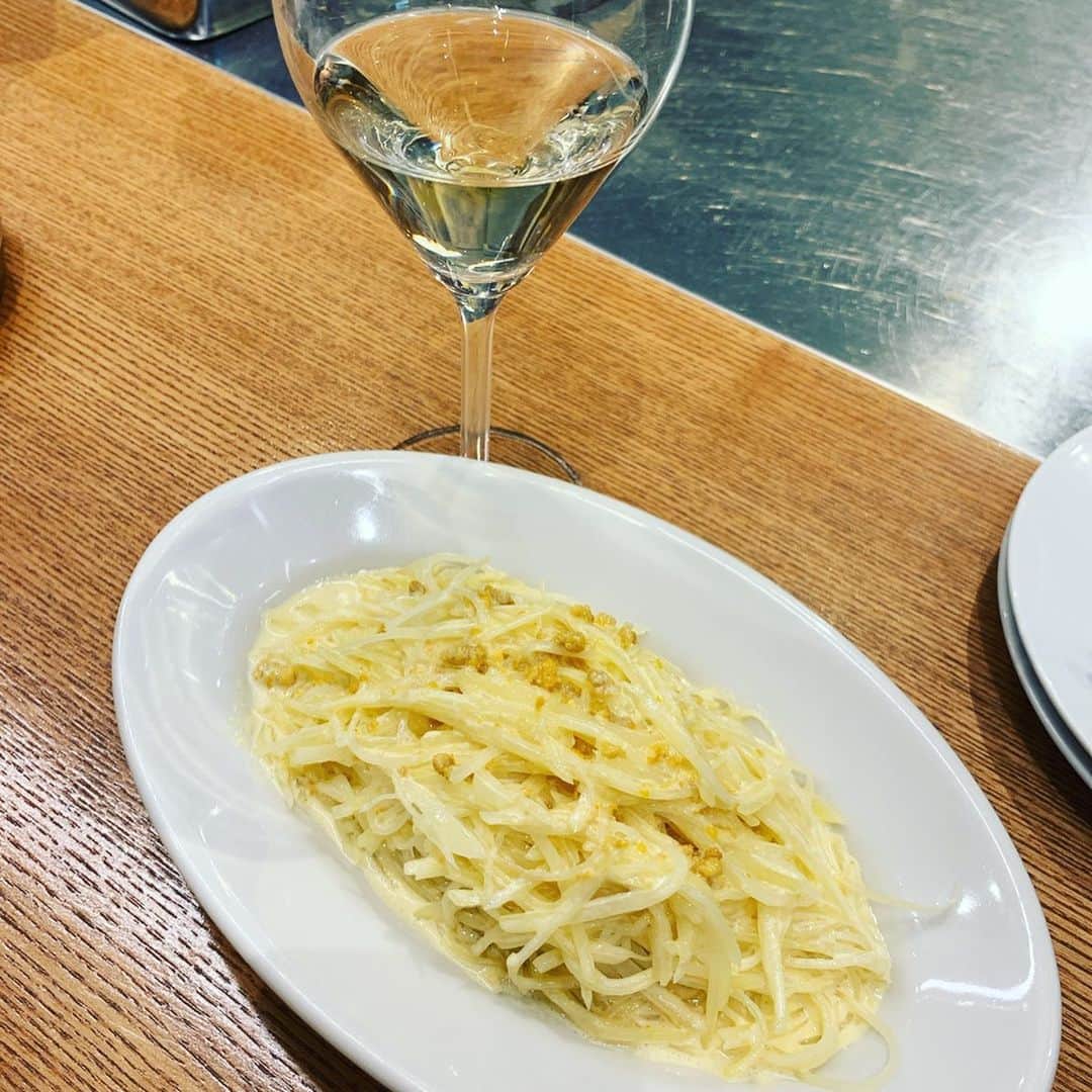 坂田陽子さんのインスタグラム写真 - (坂田陽子Instagram)「まさかの餃子のハシゴ⁉️と、 暖簾を見てびっくりしたけど、 @maki.wwf たまちんが予約してくれたのは、餃子やさんの店内を通り抜けた奥の扉の向こうにあるカウンタービストロYorgo🍷 ・ ジャガイモのウニソースや カツレツなどワインに合う気の利いた料理がカジュアルにいただけるお店でした😆 ・ 20年くらい前、#FM福岡 の #人気ラジオパーソナリティー だった #椎葉ユウ さんに声をかけて頂き、初めて担当した深夜の番組、 #レディオジャーキー　でディレクターをしてくれた、たまちん。 ・ 当時新人アナウンサーだった #西川さとり　君と椎葉さんとの4人で夕方から打ち合わせ→収録→深夜の打ち上げ→結果、朝帰り😂😂仕事というより、部活みたいで楽しかったなぁー。 ・ たまちんとワイン飲みながら盛り上がって、またまた晴美の隠れ家BARへ。 この方とも、高1からの長〜い付き合い。照れて、写真あんまり撮らせてくれないところも、昔から変わらない😂😂 大好きな人達が居るって幸せな事だなぁ。」2月11日 13時45分 - yokosakata