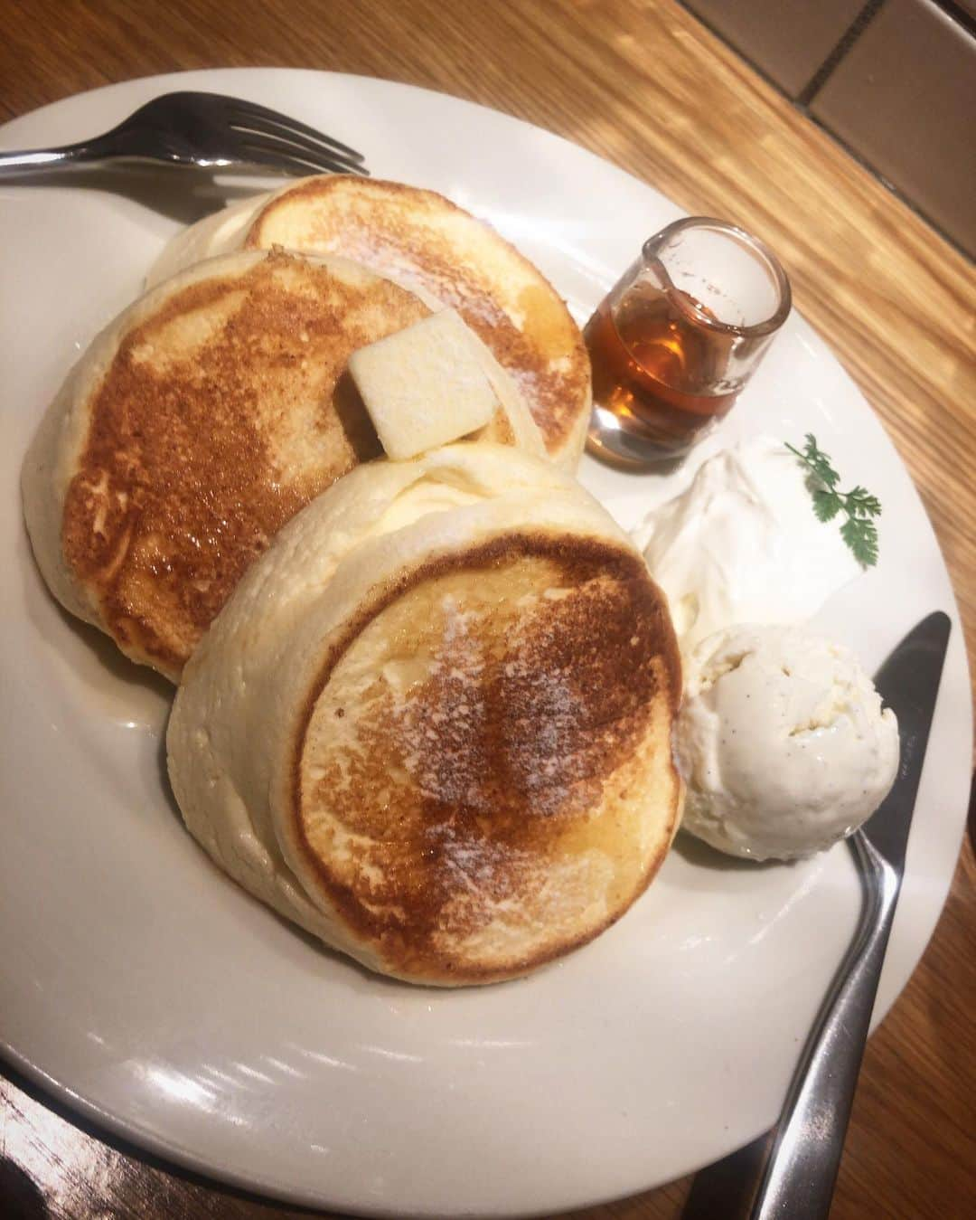 チズさんのインスタグラム写真 - (チズInstagram)「幼なじみとパンケーキ🥞 とにかくふわふわ💕で期待を裏切らない 美味しさ✨😍 #三十路フォーの会 #西日本一のパンケーキ  #神戸カフェ#居留地 ☕️ #美味しすぎて悶絶 🤤 #飼い主の出来事 🙋‍♀️ #たくさん笑ってストレス解消 ✌︎( ˊ̱˂˃ˋ̱ ) #インスタでわんこみるのが日課 ❤︎」2月11日 13時53分 - sqi.chizu