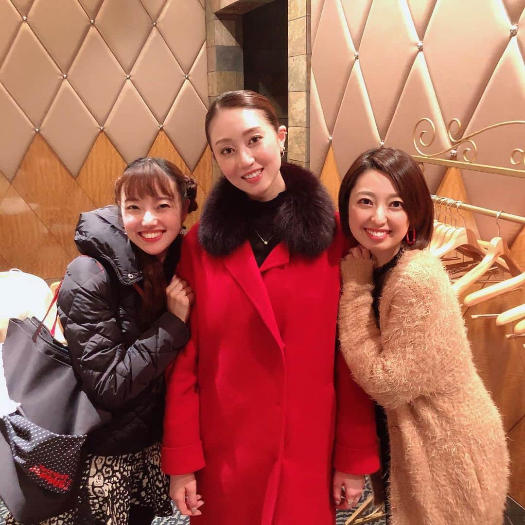 愛水せれ奈さんのインスタグラム写真 - (愛水せれ奈Instagram)「先日久しぶりにこの方にお逢いできました✨😆✨ . #鳳翔大 さん (だいさん) #88期 生の方 . だいさん❣️ 組は違いましたがお稽古場や楽屋でお逢いするといつもお話掛けてくださり、楽しませてくださっておりました😄💓 そしていつお逢いしても#カッコイイ 😍 . ご無沙汰のだいさんでしたが、相も変わらず、 . #面白い #頭の回転早い #記憶力良すぎ #美人 #美女 #カッコイイ #笑いが絶えない #スタイル良すぎ #顔小さい #髪の毛綺麗すぎる #キューティクル #ポニーテール似合う #優しい . でした✨✨😆✨✨ . はやくまたお逢いしたいです😋💕 . #91期 #春花きらら さん (まいちゃん) #愛水せれ奈 (あいり)」2月11日 14時00分 - airi.aaari.aimi