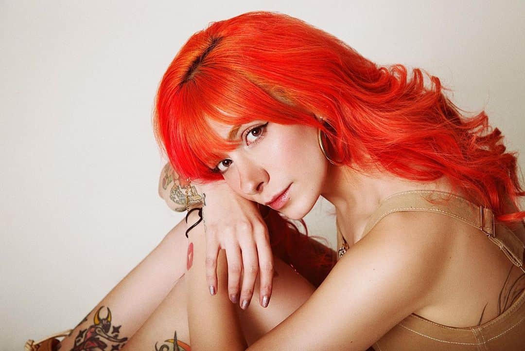ミランダ・イバネスのインスタグラム：「Tenía muuuuchisimo que no me pintaba el cabello de naranja ! 🧡🍊⁣ ⁣ Que color te gusta más en mi pelito ? ⁣ ⁣ 📸: @nadir_alcantara ⁣ ⁣」
