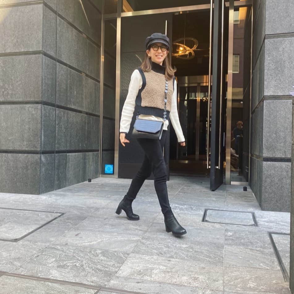 のインスタグラム：「今日は朝早かったけど 朝早いと1日がいい感じ！　 打ち合わせも終わったよ！ 打ち合わったかわからないけど 収録楽しみー📺 今週は横浜でコンサート🎻 そして今夜は 21:00-仰天ニュースだよー🙋‍♀️ #このベストお気に入り #よく着る私服」