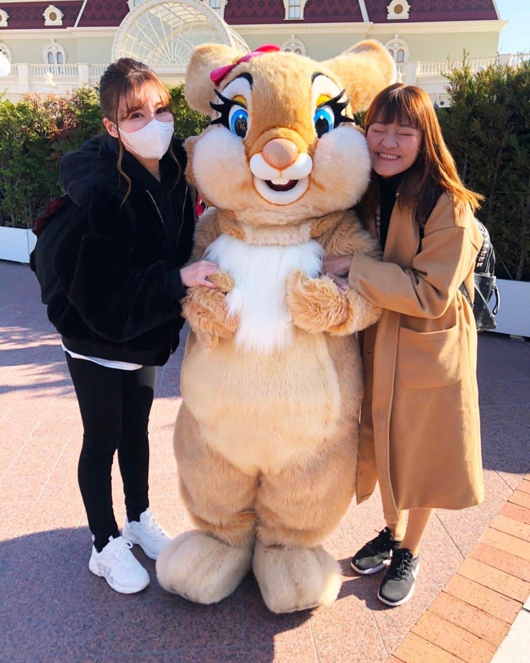辰巳ゆいのインスタグラム：「昨日は、久しぶりにディズニーランド行ってきた❤️﻿ ﻿ いろいろ改装中だったけど笑﻿ ﻿ 乗り物もいっぱい乗れたし、ミッキーとミニーいっぱい見れたし、いろいろタイミング良く！﻿ あんまり並ばないでいけた！ラッキー⭐️﻿ ﻿ 食べる時以外マスクしてて、写真もマスクマンですが🤣﻿ ﻿ 楽しかった💗﻿ ﻿」