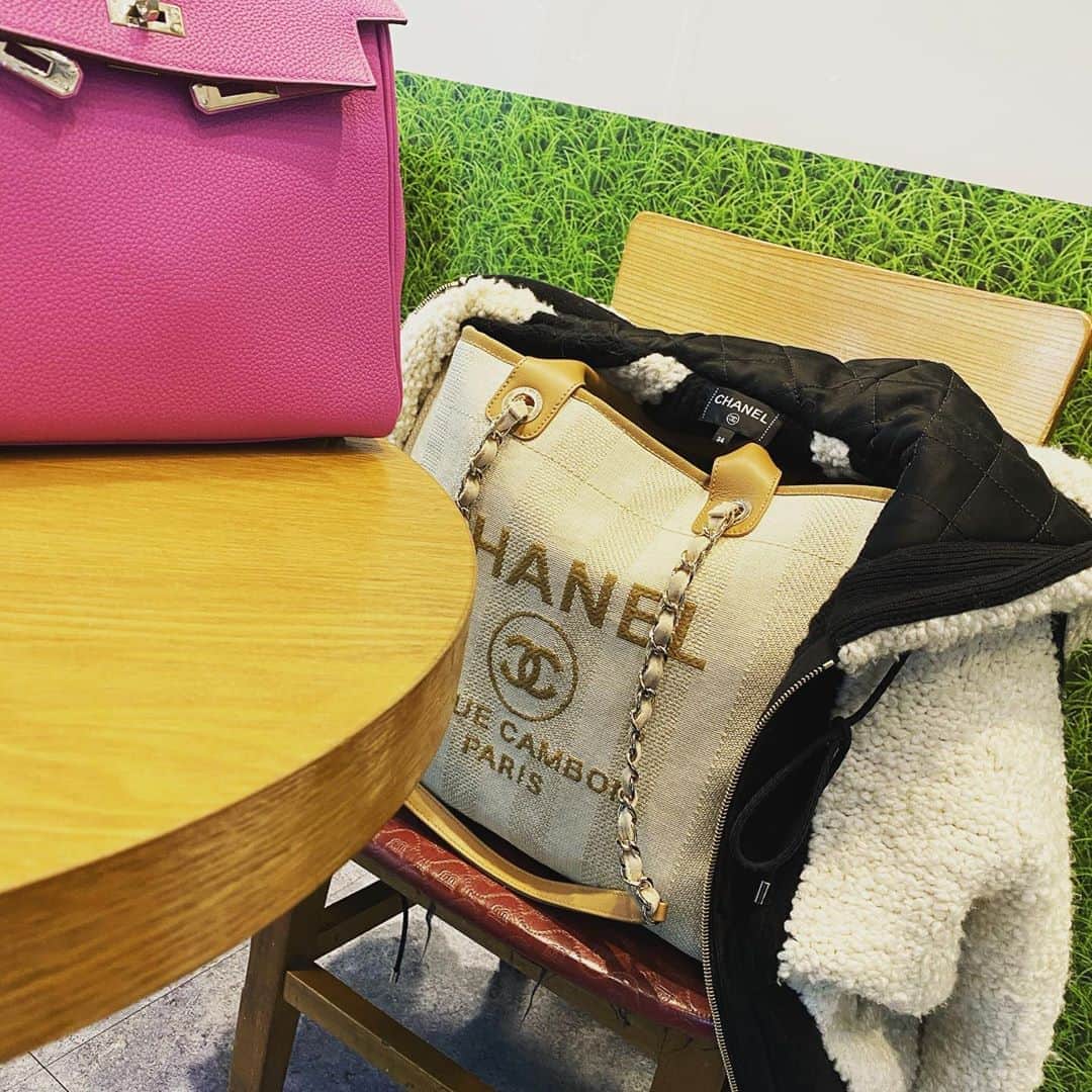 里美ゆりあのインスタグラム：「最近再ブームの #chanel  の大きめbagにモコモコアウター❤ 可愛い\( ¨̮ )/ もう春物がぞくぞく🌼.* 可愛いサンダルも購入したからまた載せるね^^ #好きな物 #cute #shopping #マイブーム #bag #spring  #chanelと言えばハイヒールモモコさん」