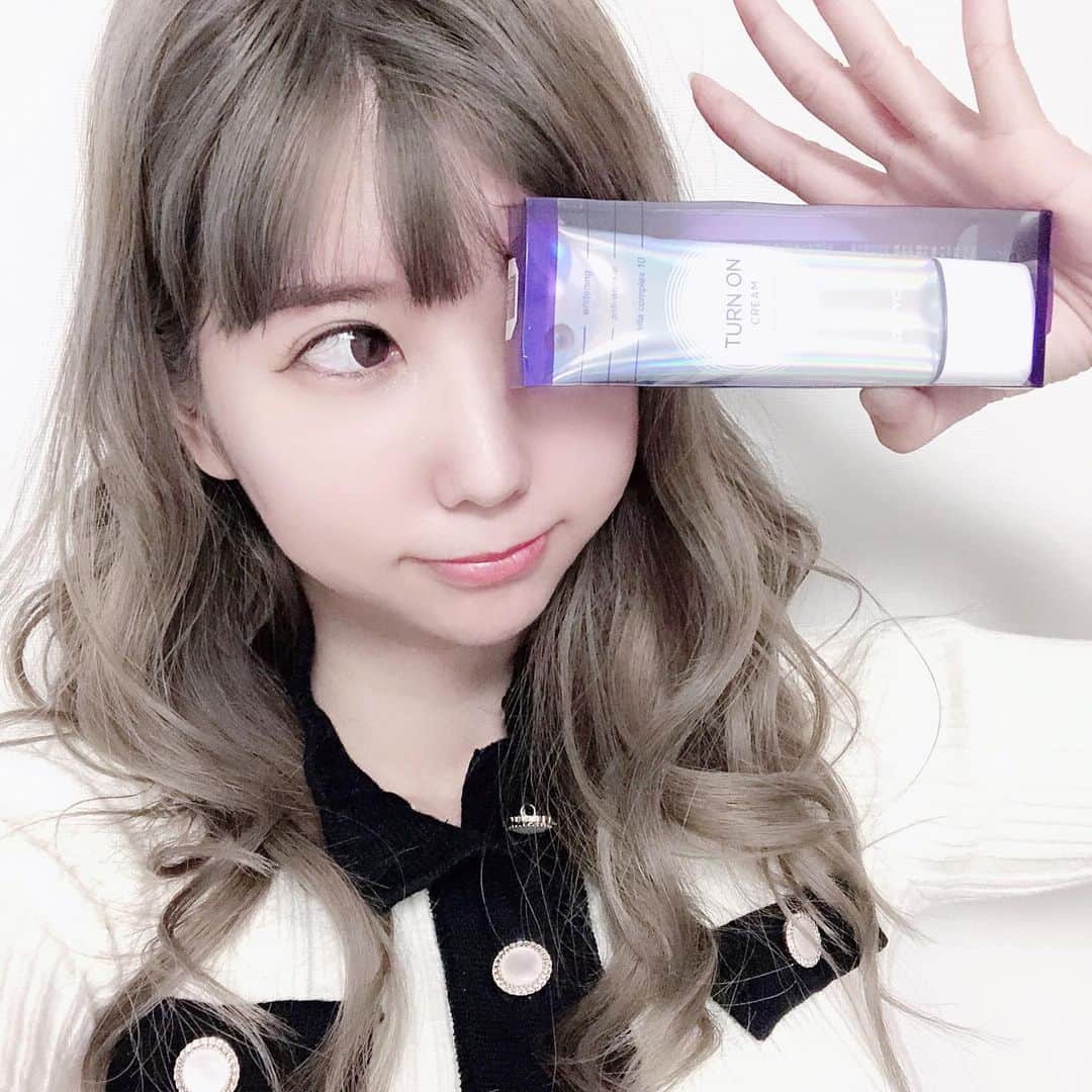 りんか社長のインスタグラム：「最近愛用してるデュイセルシリーズ♡﻿ ﻿ １つ目はシカクリーム♡﻿ 乾燥肌だからクリームで肌再生してる♡﻿ シカクリームって何？って人のために﻿ ▶︎エステやクリニックで施術後とか傷口に使われてる沈静クリーム&肌再生クリーム♡﻿ ﻿ ﻿ 3日で再生されるといわれてるんだけど本当に徐々に肌状態が変わってきて化粧乗りも良くなったし﻿ 肌の弾力も出てきた感じ♡﻿ ﻿ ﻿ いつものスキンケアの1番最後に使うとツヤツヤになるからね✨﻿ ﻿ ﻿ ﻿ もう一つはトーンオンクリーム🌸✨﻿ ﻿ 下地として使ってるんだけど本当に自然で綺麗な白肌になる‼️﻿ 少量でもよく伸びるし肌が自然にトーンアップして透明感が出てるからこの上からパウダー乗せるだけでOK🙆‍♂️🙆‍♀️﻿ ﻿ 薄付きで色白になれるし本当いいよ﻿ どっちもAmazonで買えるから便利✨﻿ ﻿ ﻿ ズボラなのでいろいろ使いたくなくて、良いやつだけ愛用中〜♡ . .  @dewycel_japan﻿ #シカクリーム ﻿ #dewycel﻿ #デュイセル﻿ #dewyholic﻿ #preciousvaluabledewycel﻿ #シカクリーム﻿ #再生クリーム﻿ #トーンアップクリーム﻿ #トーンオンクリーム﻿ #좋아요태러 ﻿ #인친황영﻿ #コスメ﻿ #韓国美容 ﻿ #韓国コスメ ﻿ #preciousvaluabledewycel ﻿ #dewyholic  #おしゃれさんと繋がりたい  #コスメ好きさんと繋がりたい」