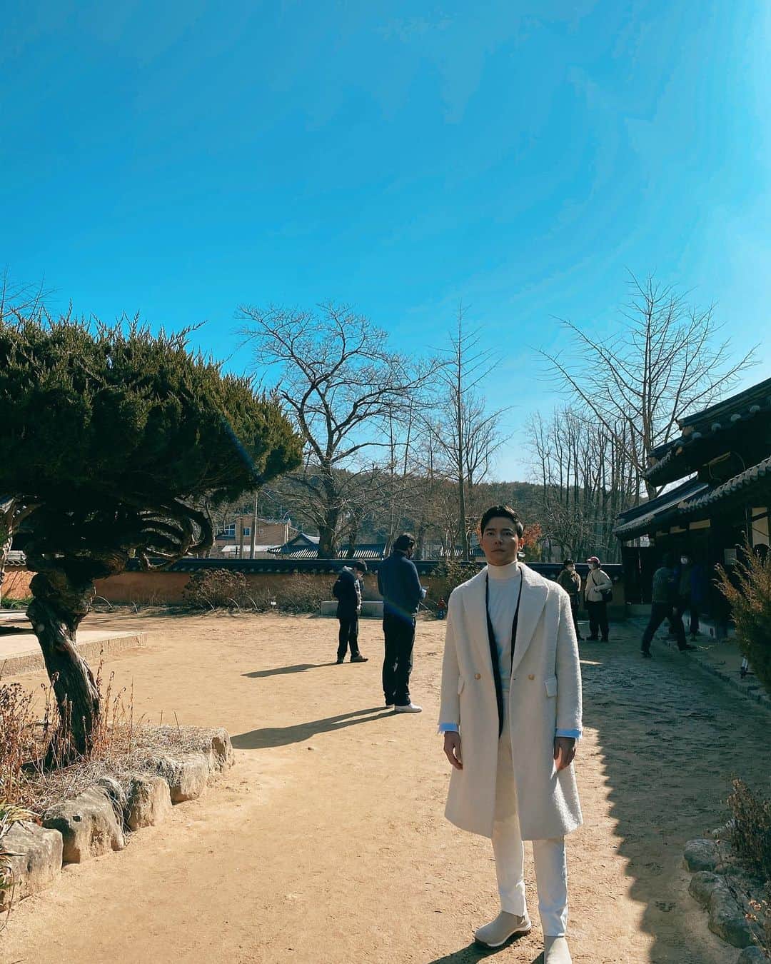 チョ・テグァンのインスタグラム：「Beautiful spot #허난설헌생가 in  #강릉, Korea, 11 February 2020. ‏‏‎ ‎ ‏‏‎ ‎ ‏‏‎ ‎ ‏‏‎ ‏‏‎ ‎ ‎ ‏‏‎ ‎  의상팀 누나들의 한땀한땀 수작업🙏🏻 #ultimateoppa shoot day 2, halfway done.」