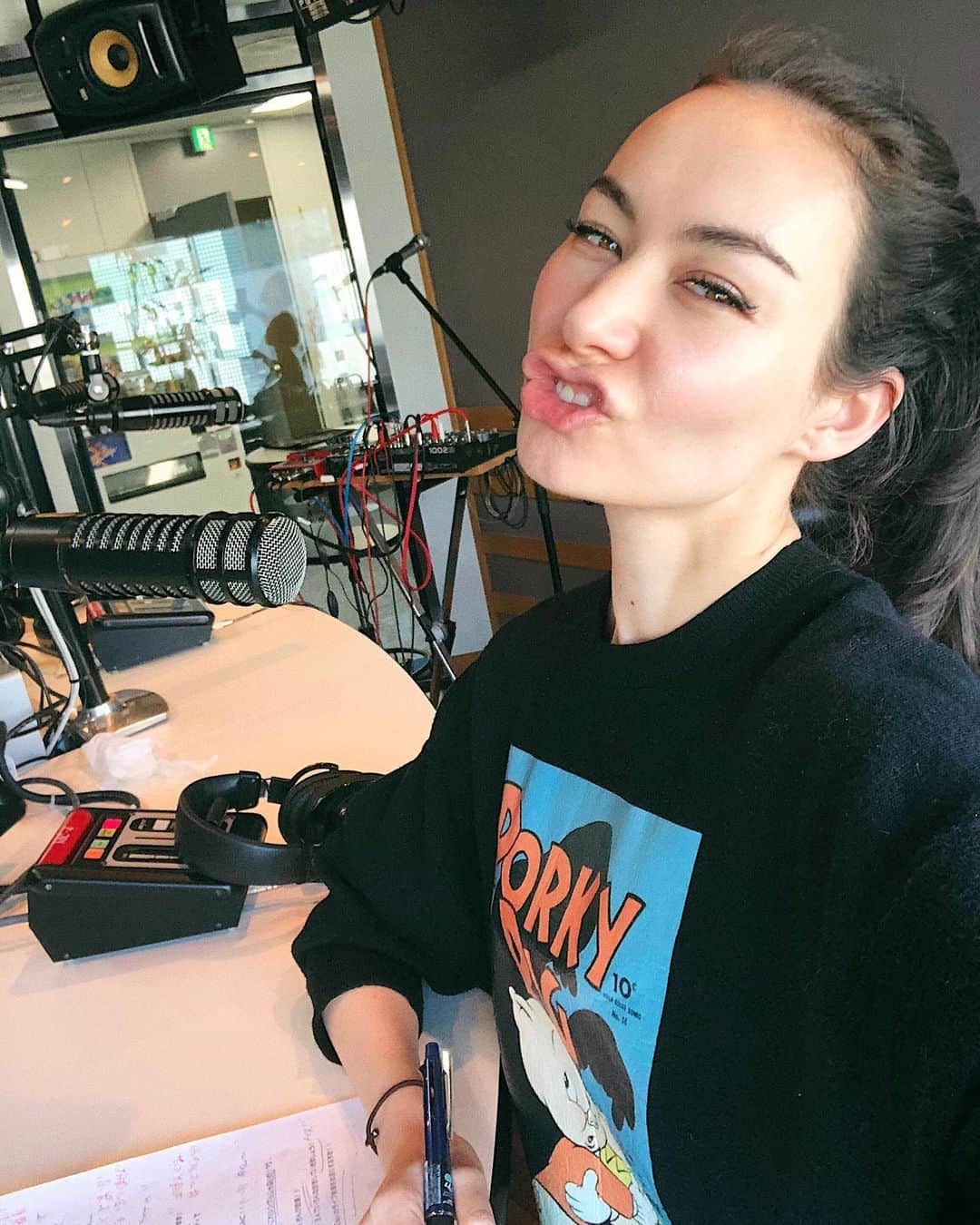 シャウラさんのインスタグラム写真 - (シャウラInstagram)「My solo live show face. How cute am I? 今日は一人で生放送。可愛い？ #studio #radio #selfie #生放送」2月11日 14時34分 - shaula_vogue