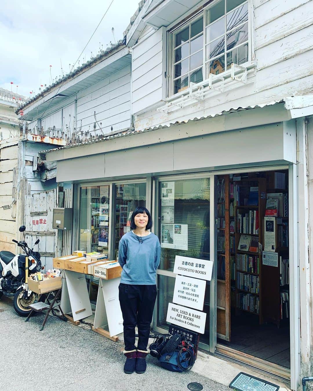 宮城麻里子さんのインスタグラム写真 - (宮城麻里子Instagram)「取材でお邪魔しました。 とっても素敵な古書店です^ ^ 扱っているのはアート系。沖縄本も充実。 小さな店内は迷路のようで、興味深いものがあちこちから飛び出してきますよ。 3月末頃にお引越しとのこと。 興味ある方はお早目に。 #言事堂 #cotocotobooks #那覇市松尾 #古書店　#沖縄 #店主宮城さん #うちなー紀聞　#3月8日放送」2月11日 14時59分 - miyagimariko