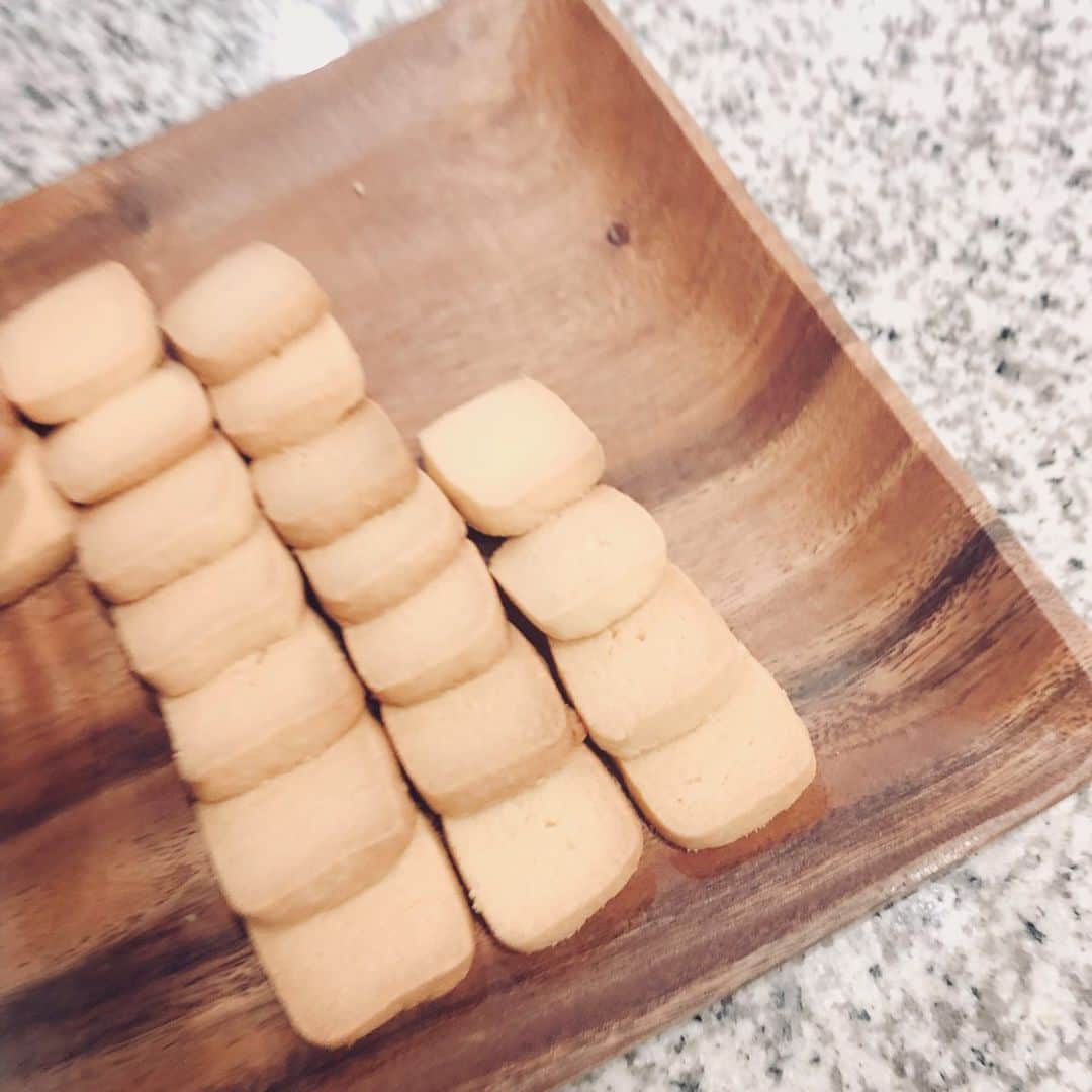 田中涼子のインスタグラム：「ずっと小競り合いしてたけど﻿ 楽しかったみたいでよかった❤️﻿ ﻿ お友達ははじめてだったみたいで嬉しいリアクション❤️﻿ 記録しとこう🍪❣️﻿ ﻿ pic5  私いつも感想求めすぎててあとあと見たらしつこいなぁ。笑﻿ ﻿ ﻿ #クッキー作り#男の子ママ#パパへ#varentain#雨の日の過ごし方」