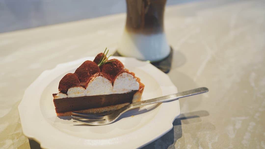 TaVisionのインスタグラム：「次向かったのは....！﻿ ﻿ #choueccha （シュエッチャ） ﻿ というカフェ！﻿ ﻿ 2019年12月にオープンしたばっかりのお店なんだそう。﻿ 外観も内観もおしゃれで韓国にあるようなカフェのようだなと思いました！﻿ ﻿ 平日ですがすごく混んでいて、女性のお客さんでいっぱい.....😳﻿ ﻿ 私は﻿ ・生チョコタルト﻿ ・アイスカフェラテ﻿ を注文したよ！﻿ ﻿ ケーキはとっても濃厚で、、！﻿ 上に乗っている生クリームは甘過ぎずで、そのバランスがとても美味しかったです！甘いもの好きな方にはたまらない🤤﻿ ﻿ ﻿ カフェ好きな方は是非行ってみてくださいね！！﻿ ﻿ ⭐️ choueccha（シュエッチャ）﻿ ーーーーー﻿ ▷住所　〒730-0042 ﻿ 　広島市中区国泰寺1-5-1﻿ ﻿ ▷営業時間　9:00〜20:00﻿ ﻿ ▷定休日:火、金﻿ ﻿ ▷TEL 082-576-4281﻿ ーーーーー﻿ ﻿ ✈ #広島TaVision﻿ ﻿ ﻿ #TaVision #女子旅 #広島 #広島女子  #広島旅 #広島旅行 #広島観光  #ゆうこす #菅本裕子 #choueccha #カフェ」