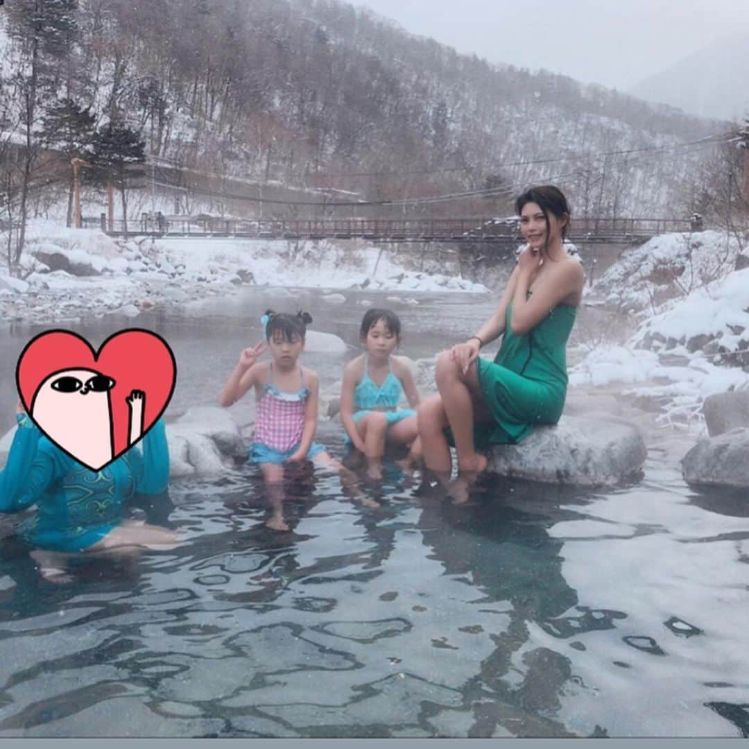 堀えりかさんのインスタグラム写真 - (堀えりかInstagram)「雪遊びして身体冷えた所でみんなで温泉♨️ 水着持ってこうとしたのにまさかの家に忘れた← . 混浴なので湯浴み着かりた🤷‍♀️ . やっぱり大自然の温泉良き〜♨️ .  #岐阜 #奥飛騨 #温泉 #かじか橋 #深山荘 #混浴露天風呂」2月11日 15時06分 - xerikax143