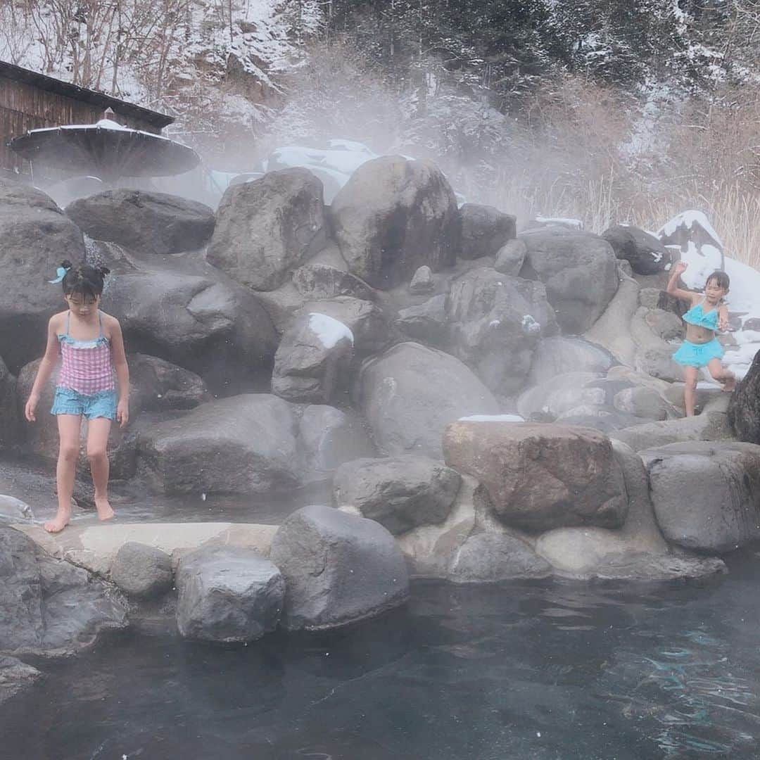 堀えりかさんのインスタグラム写真 - (堀えりかInstagram)「雪遊びして身体冷えた所でみんなで温泉♨️ 水着持ってこうとしたのにまさかの家に忘れた← . 混浴なので湯浴み着かりた🤷‍♀️ . やっぱり大自然の温泉良き〜♨️ .  #岐阜 #奥飛騨 #温泉 #かじか橋 #深山荘 #混浴露天風呂」2月11日 15時06分 - xerikax143