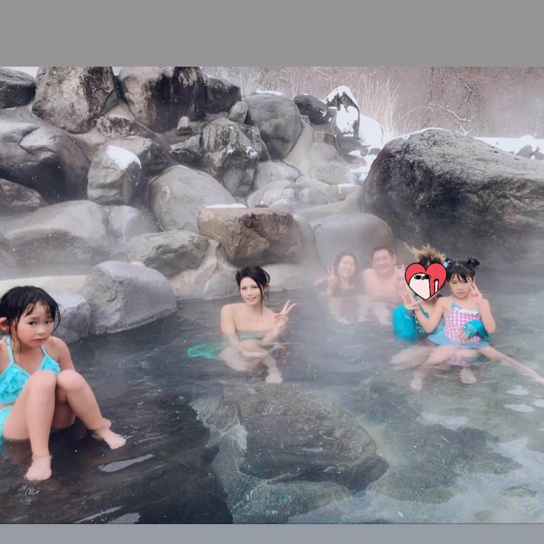 堀えりかさんのインスタグラム写真 - (堀えりかInstagram)「雪遊びして身体冷えた所でみんなで温泉♨️ 水着持ってこうとしたのにまさかの家に忘れた← . 混浴なので湯浴み着かりた🤷‍♀️ . やっぱり大自然の温泉良き〜♨️ .  #岐阜 #奥飛騨 #温泉 #かじか橋 #深山荘 #混浴露天風呂」2月11日 15時06分 - xerikax143