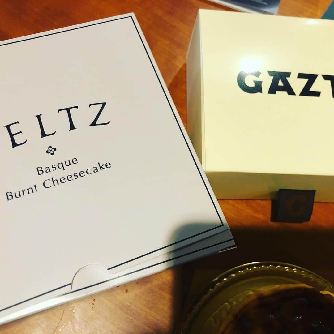 依布サラサさんのインスタグラム写真 - (依布サラサInstagram)「大好きなバスクチーズケーキを 食べ比べるという贅沢🤤🤤❣️ #beltz #gazta #焼き色とか　#いろいろ好みあるね　#バスクチーズケーキ」2月11日 15時13分 - sarasaifu