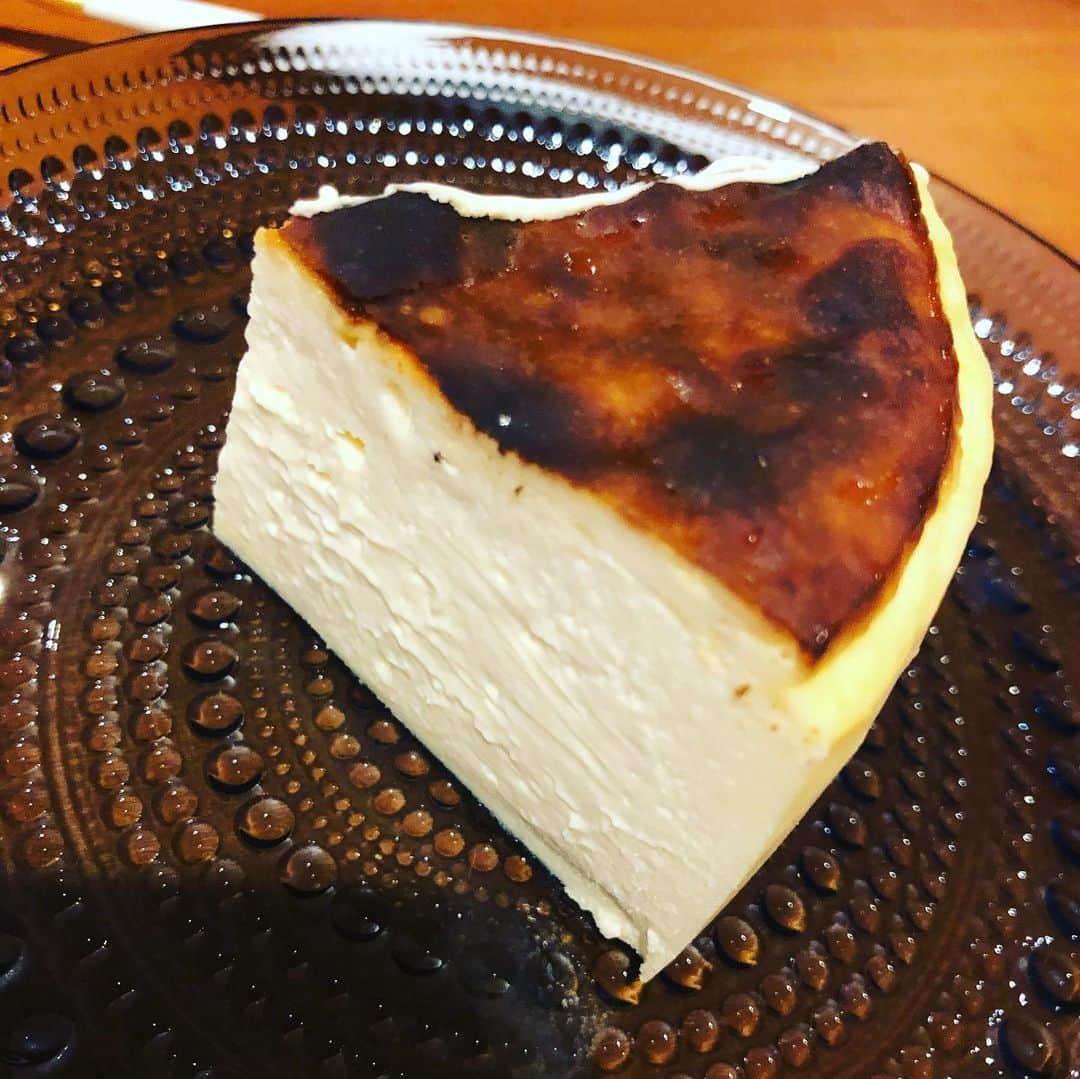 依布サラサさんのインスタグラム写真 - (依布サラサInstagram)「大好きなバスクチーズケーキを 食べ比べるという贅沢🤤🤤❣️ #beltz #gazta #焼き色とか　#いろいろ好みあるね　#バスクチーズケーキ」2月11日 15時13分 - sarasaifu