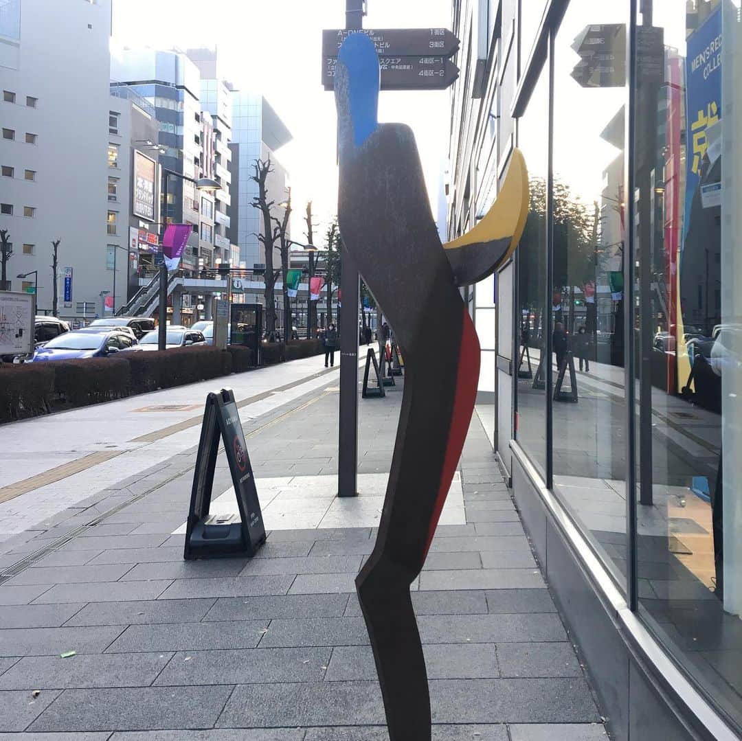 増山敬子さんのインスタグラム写真 - (増山敬子Instagram)「hello! 寒くて外から、いやベットから本当に出れなくて、なまけもの🦥状態。 だけど週末は出かけたいなと思って #ファーレ立川 をみにブラブラ #立川駅　にお出かけしてきました😌 街中を沢山のアートがあるの！ 美術館にあえていかず街を歩いていてアートを触れることができるなんて素敵な街！ しかも立川駅色々あって楽しかった！けど、グルメとかわからなかったから、グルメ情報知りたかったな！ 街の中でみかけたアート blogに書いたからよかったらみてみてね！ そしてぜひ家族でいってみてー❤️ 素敵な時間がfreeで楽しめるよ！  @tamahatsu_official  #tamahatsu #多摩の魅力発信プロジェクト#家族時間#アート巡り#アート好きな人と繋がりたい#tokyoart#家族でお出かけ#子供とお出かけ」2月11日 15時19分 - keikomasuyama