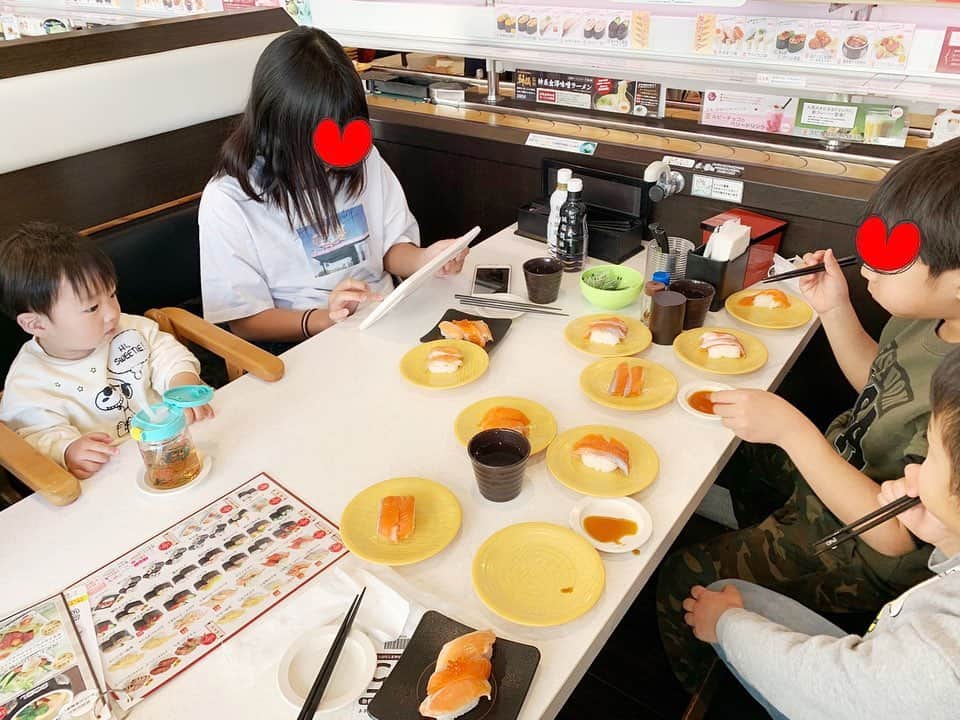 杉浦太陽さんのインスタグラム写真 - (杉浦太陽Instagram)「久しぶりにみんなでお寿司〜🍣 よく食べるわ〜〜。 今でも凄いけど、  そのうち、コアしゃんも食べるようになるから 数年後のお皿の数を想像するとおそろしいw  @sugiurataiyou_official  #お寿司 #子どもたちだけで #かなり食べるw #数年後はみんなで100皿いくんちゃうか？w」2月11日 15時19分 - sugiurataiyou_official