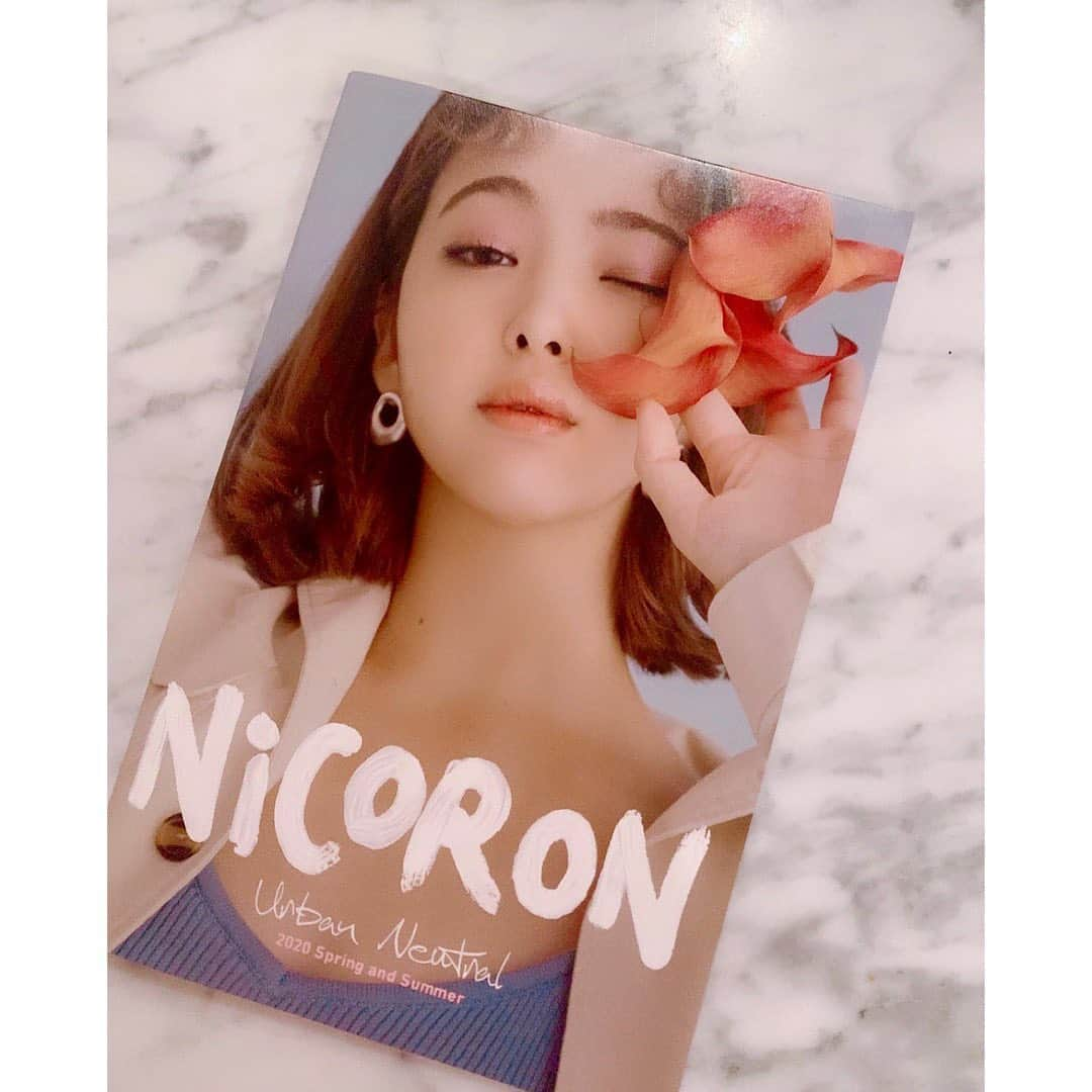 藤田ニコル（にこるん）さんのインスタグラム写真 - (藤田ニコル（にこるん）Instagram)「NiCORONのSSカタログ 店舗などで配布中です☺︎✨ 今回はゲストもいたり 大人っぽいカタログに🦋 まだゲットして無い方は是非。」2月11日 15時23分 - 2525nicole2