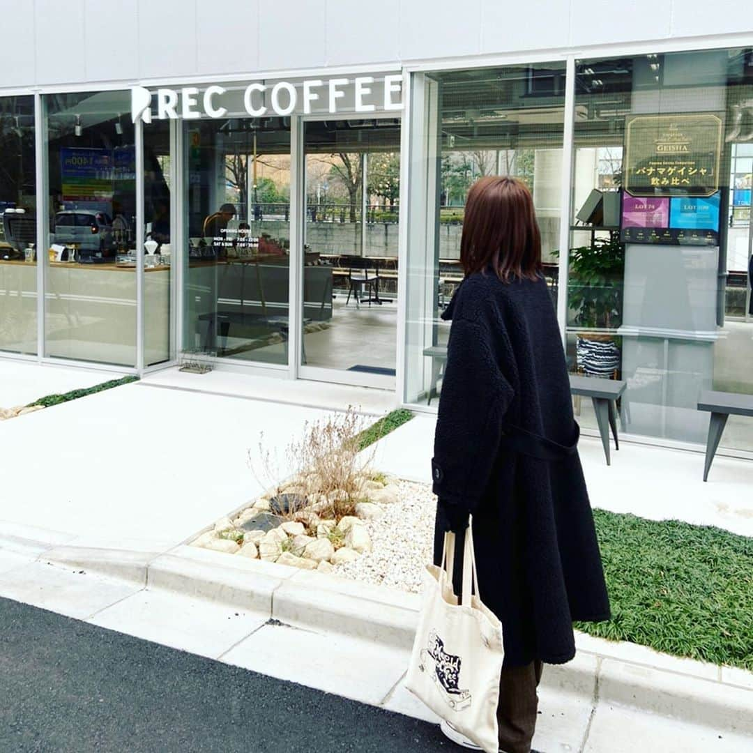 佐藤めぐみのインスタグラム：「水道橋の @rec_coffee 🤩 こことても面白かったです。  普通に一杯飲むと千円越えのゲイシャが、 二種類飲み比べができます。 しかもたっぷりの量でしたよ❗️ 粉の状態から香りを楽しんで、 ドリップしてもらい華やかな香りも堪能して 温度でどんどんで変わる味わいも存分に飲み比べ❣️ なかなかできない体験なので是非行って欲しい。  豆も沢山売っていて、全部試飲できます。 もし迷ったら! 知識豊富な店員さんがアテンドしてくれます🧐 どんな質問にも的確に細かく答えてくれて、なんとも頼もしいお方たち😭 楽し過ぎて、 キャンディブレンド ホンジュラスのエルリクダンバール エチオピアのチレ を買って帰りました。  今おうちの冷凍庫にずらりと並んでおります。 毎日の楽しみがまた増えた💛  そしてね！ ここのトーストメニューやばいです！  #馬場flat  の食パンを使用しているそうで、 お腹いっぱいでもペロリと食べられてしまう軽やかでふわふわの食パン❣️ 迷ったら頼むべし‼️ チーズのトーストを食べましたが、美味しすぎて写真撮る間もなく無くなりました😳  #reccoffee #reccoffee水道橋店  #水道橋 #coffee #ふふふ」