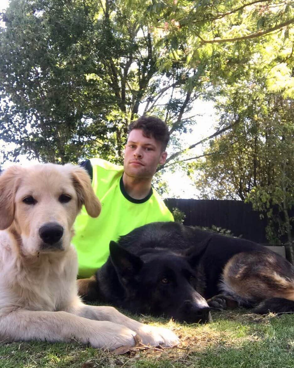 サム・ライリーのインスタグラム：「On Tuesdays we take self timed family photo shoots 📸🐶」