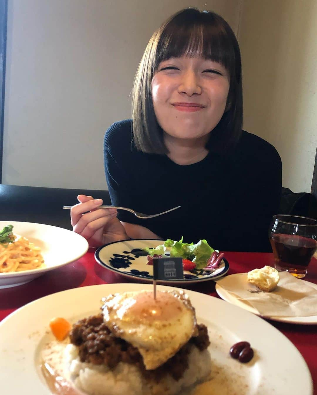 川田裕美さんのインスタグラム写真 - (川田裕美Instagram)「この前の栞里ちゃんとのランチ✨ どの瞬間を切り取っても可愛い🌼🌸 いつも幸せな気持ちにさせてくれてありがとう🎵🎵 #佐藤栞里#leica#sofort」2月11日 15時44分 - hiromikawata163