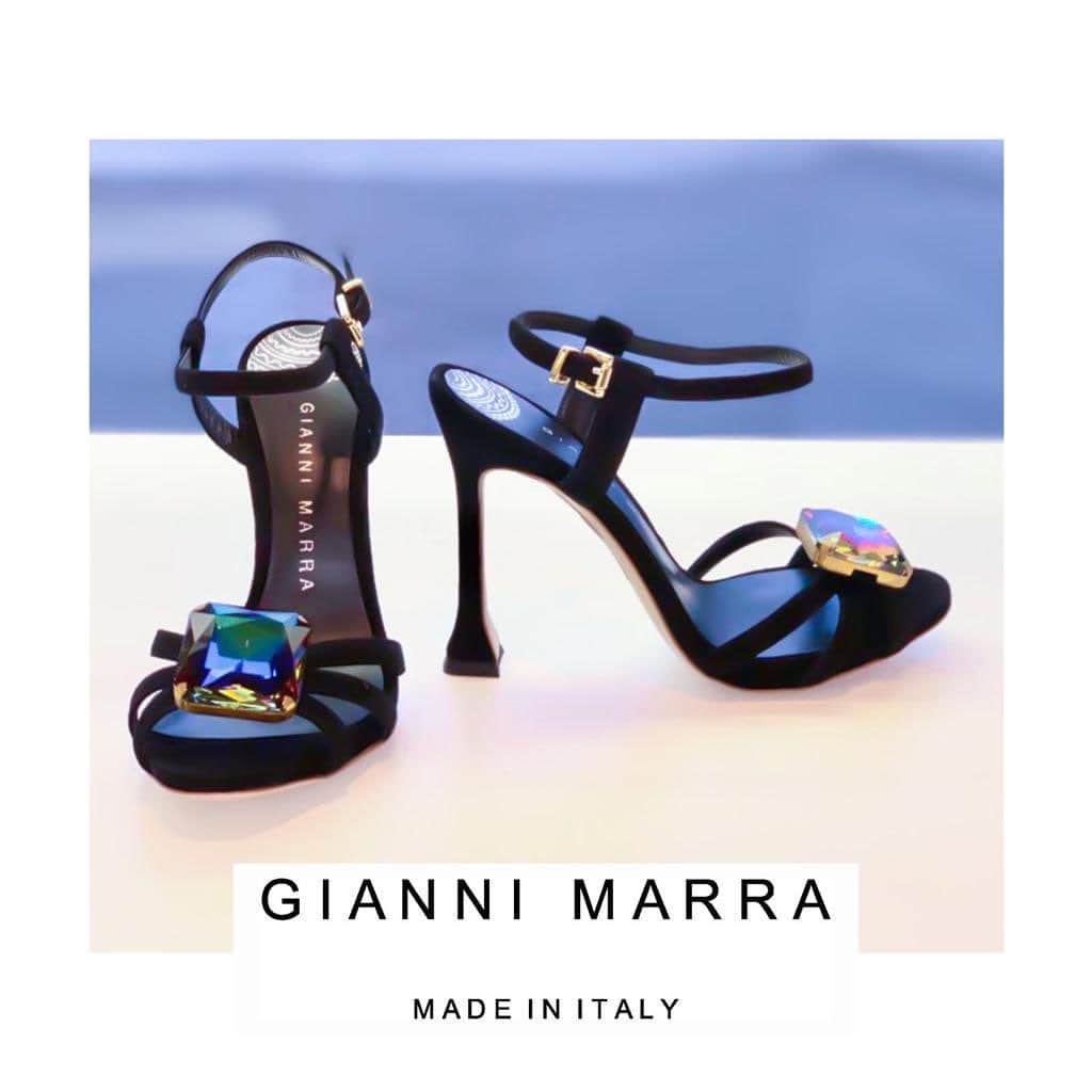 のインスタグラム：「• NEW COLLECTION SS20 • #sandals #suede #black #heels #highheels #comfortableheels #comfortableshoes #onlybeautifulthings #madeinitaly #shoesallovertheworld #italianfashion #fashionstyle #fashionista #fashion #design #woman #womanstyle #springsummer2020 #jewelry #giannimarra」