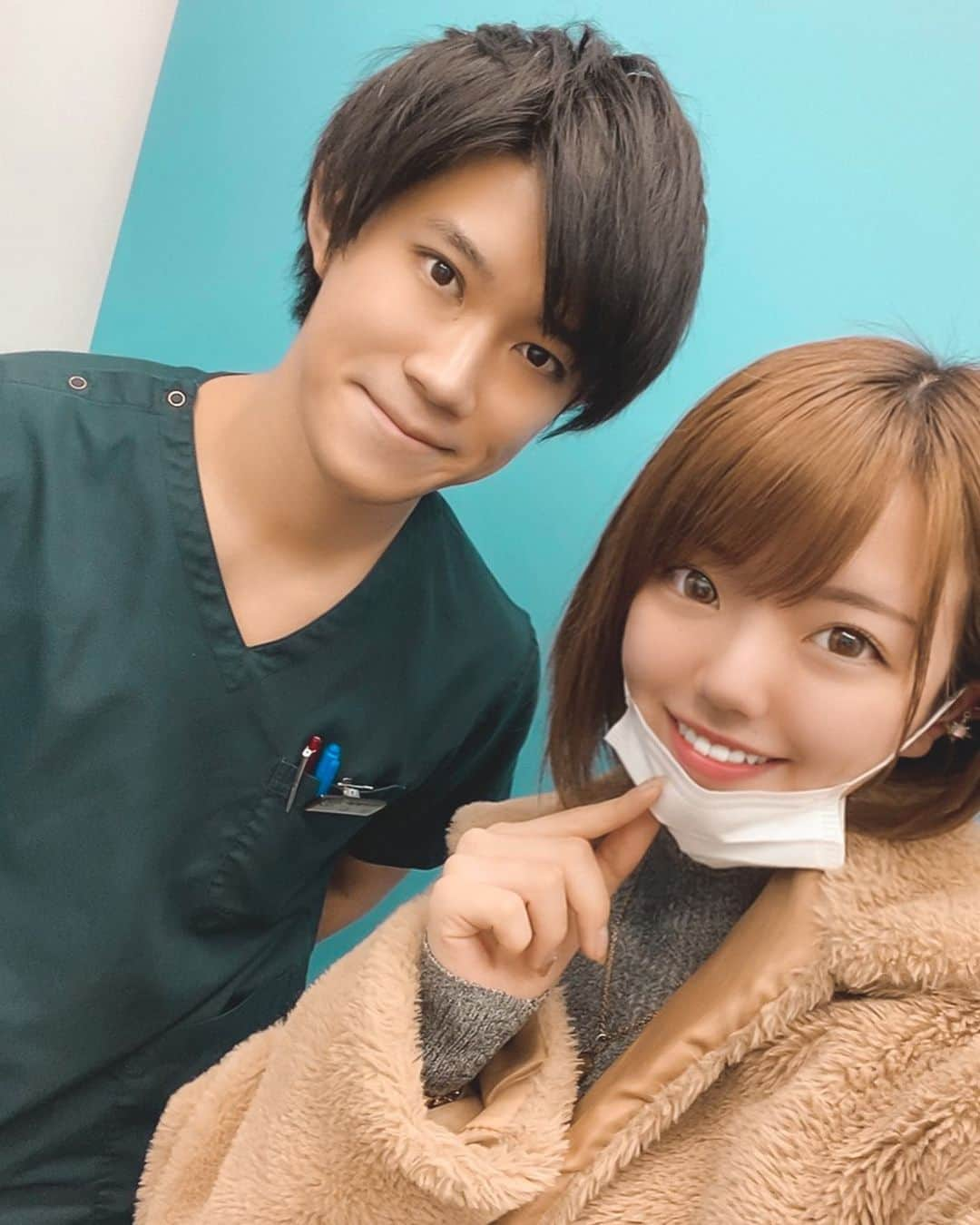 みきでりさんのインスタグラム写真 - (みきでりInstagram)「湘南美容の赤尾先生🧑🏻‍⚕️✨とすっぴんお化けのみきでり👻 私の肌はもともと敏感肌で荒れやすい。。 社会人になってかなり荒れてしまって、 特に頬のニキビ跡が酷くて(꒦ິ⌓꒦ີ) 普段はメイクで隠してるけどすっぴんが汚くて 悲しくて泣いたこともある…。。。 肌質改善の為に先生の所に行きました🥺💭💭 ㅤ ㅤ 私が受けたのは ☑️ケミカルピーリング 　薬剤の力を利用して 　皮膚の角質層〜表皮上層部を 　剥がれやすくしてターンオーバーを 　正常化・促進させる ☑️イオン導入(ベビースキン) 　炎症・乾燥している肌をクーリングして 　お悩みに合わせた薬剤を肌奥へ導入 ㅤ ㅤ どちらも初めてだったけど先生が 慶應医学部とハーバード医学部出身なだけあって カウンセリングも説明も超スムーズで 分かりやすかったし安心して受けられた💡 ㅤ ㅤ ちなみに 【二重手術指名数&口コミ評価全国 No.1 】 らしいのでそこも大注目です‼️ 私も重い二重だからやりたいな😂w ㅤ ㅤ ㅤ ㅤ ㅤ ㅤ ㅤ ㅤ #ケミカルピーリング #イオン導入 #ベビースキン #ターンオーバー #ニキビ跡 #肌質改善 #美容 #美容マスク #美意識向上委員会 #ニキビ #大人ニキビ #保湿 #肌質改善 #ニキビ肌改善 #スキンケア #クイックコスメティークダブル #埋没法 #二重整形 #美容クリニック #美肌ケア #アンチエイジング #透明感 #すっぴん #敏感肌 #赤尾先生 #湘南美容 #柏」2月11日 15時45分 - mikidelicious