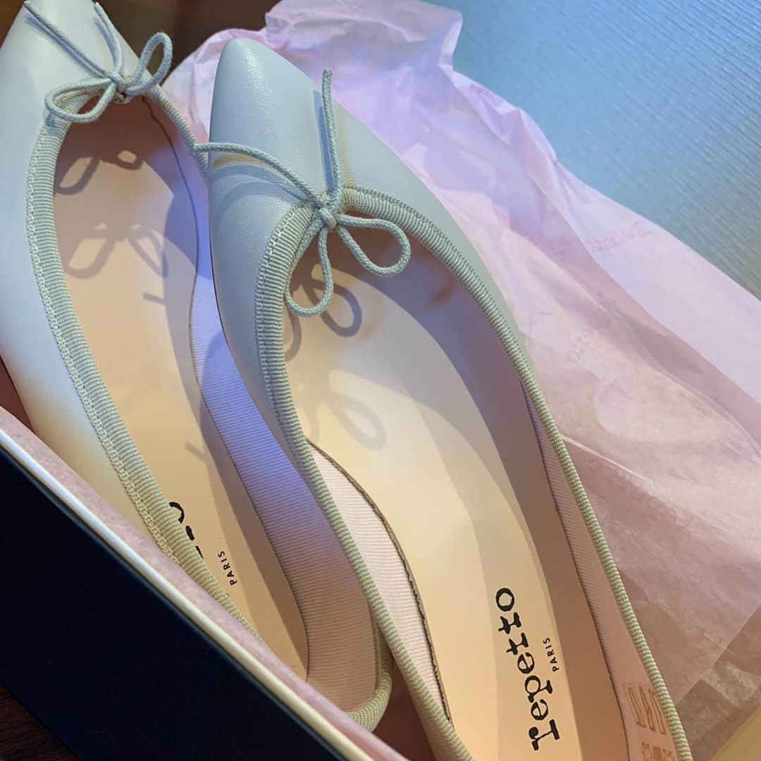 佐々木希さんのインスタグラム写真 - (佐々木希Instagram)「履きやすいから 何度もリピート買いしてるRepettoのバレエシューズ。 誕生日にいただきました。 このカラーは初めて！ 嬉しい…♡ #Repetto」2月11日 15時56分 - nozomisasaki_official