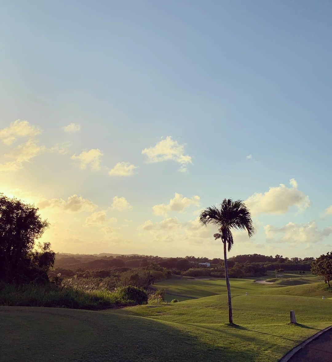 のインスタグラム：「あったかいとこでゴルフしたい🏌️‍♀️🌞」