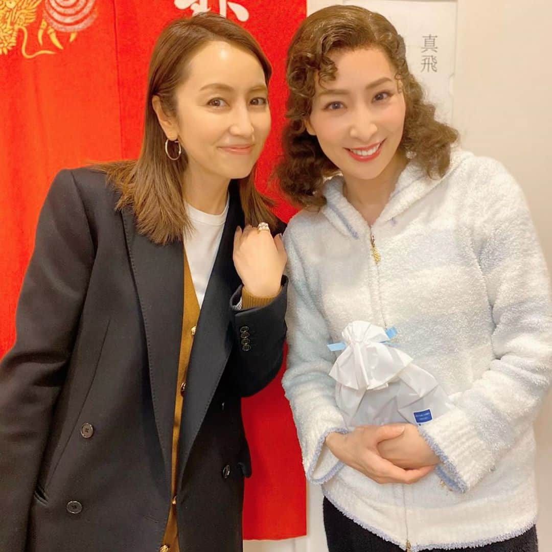 矢田亜希子さんのインスタグラム写真 - (矢田亜希子Instagram)「真飛聖さん❤️ 先日の舞台「グッドバイ」観劇の時にお会いできました！昨年はお仕事でご一緒できたご縁で仲良くさせていただいております。ずっとずっと会いたかったので嬉しすぎました♡ #真飛聖 さん#美白美肌美人#開演直前の貴重なショット#舞台観劇#グッドバイ#早く @karinamaruyama ちゃんと3人でご飯行きましょう#楽しみすぎる 舞台観劇時の私服は ニットカーディガン、デニム 、コート、ブーツは#セリーヌ @celine #hedislimane  白Tシャツは#petitbateau #プチバトー#この白Tシャツは昔からずっと愛用#もう何枚目だろう#インナーとしても一枚でも万能白Tシャツ ピアスは#tiffany#ティファニー」2月11日 15時59分 - akiko_yada