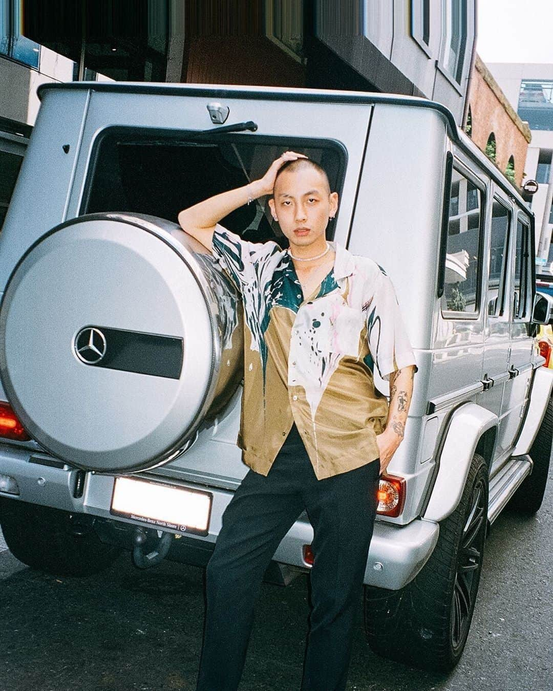 メルセデス・ベンツさんのインスタグラム写真 - (メルセデス・ベンツInstagram)「Does anyone need a ride?😎 Current cool guy Juno Jung aka @BvdJuju_ takes it easy next to this sleek @MercedesBenz G-Class. We caught up with him after the @BenjaminAlexander_ presentation during @NZFashionWk. Known for his eclectic and unique style, this rising star has become a regular face at fashion weeks across the globe and we can't wait to see his next street style offering! 📸 by @ChloeCHill via @mercedesbenzfashion #MercedesBenzFashion #MBFW #MercedesBenz #GClass #NewZealand #MercedesBenzFashionWeek #NZFW #Designers #BenjaminAlexander」2月11日 16時00分 - mercedesbenz