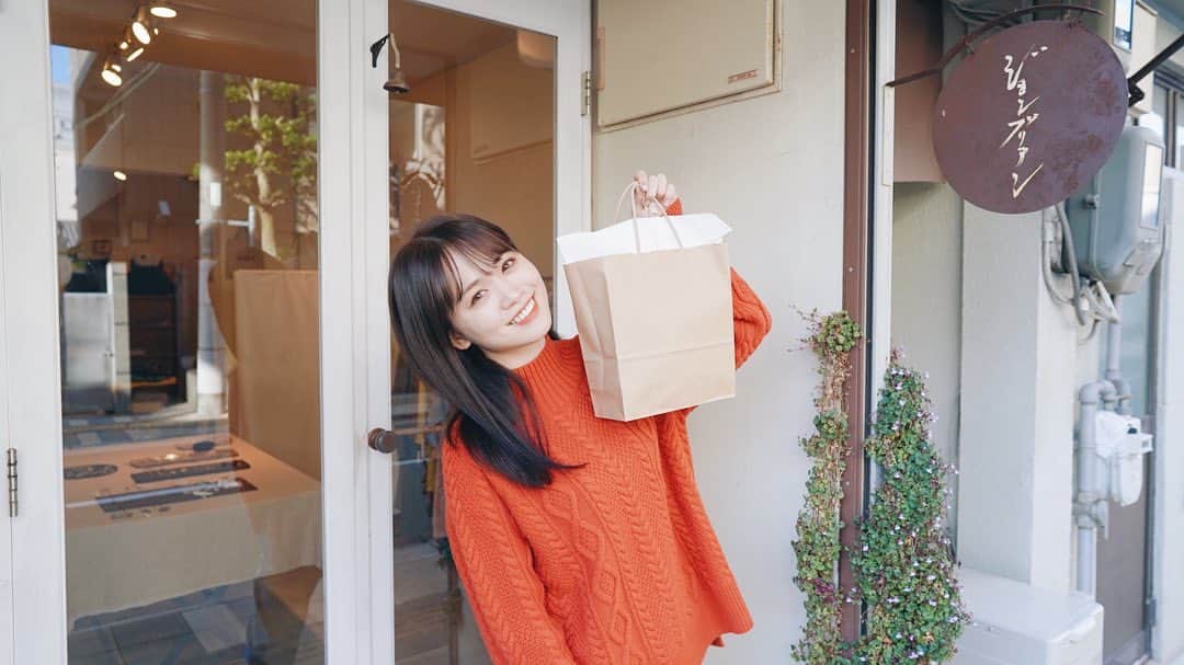 TaVisionのインスタグラム：「甘いもの食べて向かったのは...！ ﻿ ﻿ ﻿ #JauneBrillant （ジョン ブリアン）﻿ という雑貨屋！﻿ ﻿ ﻿ 広島在住の銅版画家の作品、天然木のオブジェやアクセサリーや洋服がたくさん！﻿ ﻿ かわいい物がいっぱいで、見ている間に欲しくなってしまいカラフルな靴下をたくさん買っちゃいました✨﻿ ﻿ みなさんもジョンブリアンでお気に入りの雑貨探してみてね！ ﻿ ﻿ ﻿ ﻿ ⭐️Jaune Brillant（ジョン ブリアン）﻿ ーーーーー﻿ ▷住所　〒730-0014  広島市中区上幟町3-7 ﻿ ﻿ ﻿ ▷営業時間　11：00～18：00﻿ ﻿ ﻿ ▷定休日:火曜日 ▷TEL 082-211-2188﻿ ーーーーー﻿ ﻿ ✈ #広島TaVision﻿ ﻿ ﻿ #TaVision #女子旅 #広島 #広島女子  #広島旅 #広島旅行 #広島観光  #ゆうこす #菅本裕子 #JauneBrillant #雑貨屋」