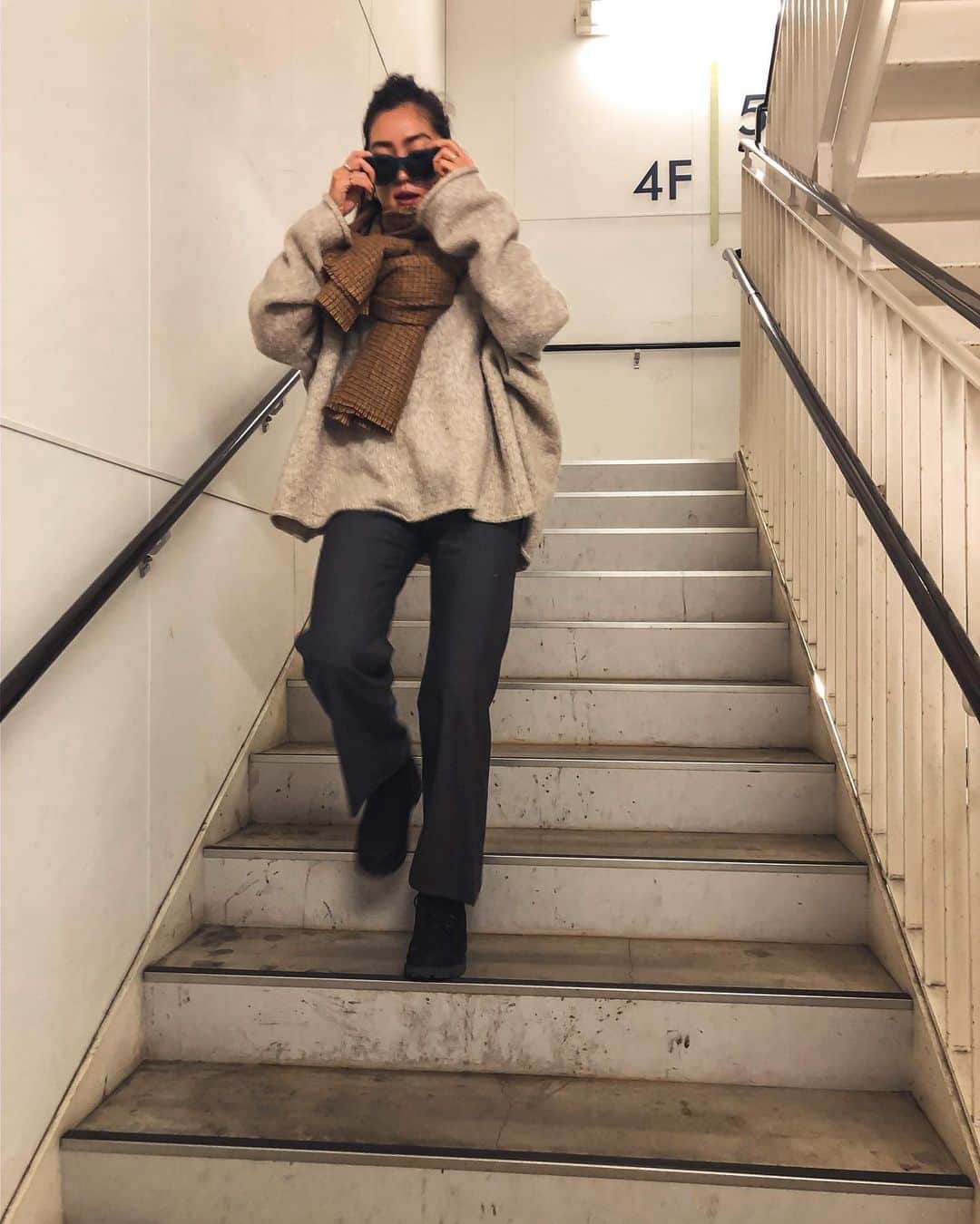 堀舞紀さんのインスタグラム写真 - (堀舞紀Instagram)「🤓 . . . . えーと。 木曜から春って本当ですか？ 🌸 #キャミ日和　だと聞きました👂 . . . 高まってます。 寒い時って本当に 何着たらいいのか昔から 分からないんです。 . . . あ♡ そぉいえば、 2/24日のフリマなのですが、 いつも行列が凄くてワタワタするので 主催の　@matsueku 様から 素敵なご提案🔻いただいてます〜 . . ﻿ 【　FLEA MARKET 】﻿ ﻿ DATE :  2020.2.24(MON)﻿ TIME :  12:00〜15:00﻿ PLACE :  LASH  MARY @matsueku  @mayueku﻿ ﻿ ﻿ ﻿ @juri1104 ﻿ @annaxx1018 ﻿ @rvan2711 ﻿ @natsu128 ﻿ @lina_x117 ﻿ @maino______ ﻿ ﻿ ﻿ ﻿ ladies、kids、 snow、surf、men's ...♡﻿ ﻿ ﻿ ●エントランスフリー﻿ ●現金払いのみ﻿ ●ショッパーのご用意がございませんので、﻿ バックや袋をご持参ください﻿ ●あまりにも早いご来場は、他テナント様のご迷惑となりますので、ご遠慮くださいませ﻿ ﻿ ﻿ ﻿ ﻿ ＝＝　LASH MARYご予約のお客様特典　＝＝＝﻿ ﻿ 1月.2月にご来店頂いたお客様、﻿ また2月.3月にご予約頂いているお客様に限り ﻿ 15分前の『11:45から優先入場』でご来店頂けます﻿ ﻿ ご新規様も2/23までに事前にご予約連絡頂けましたら適応となります。※24日はご予約不可﻿ ﻿ 1.5時間付け放題3000円〜﻿ ﻿ こちら対象のお客様は優先入場でご提示頂く画像をお送り致します。事前にご連絡下さいませ。﻿ ﻿ ＝＝＝＝＝＝＝＝＝＝＝＝＝＝＝＝＝＝＝＝＝＝﻿ ﻿ ﻿ ﻿ ﻿ ☞神奈川県平塚市八重咲町18-25寺本ビル3階﻿ LASHMARY〜eyelashsalon&school〜﻿ 08049220802﻿ ﻿ ☞平塚駅西口(海側)徒歩4分﻿ ☞平塚駅南口徒歩10分﻿ 詳しい場所の詳細はtopのストーリー保存から動画でご確認いただけます。 . . 是非、 オープン前特典🌼 奮ってご参加くださいne!!! . .」2月11日 16時13分 - mainohori