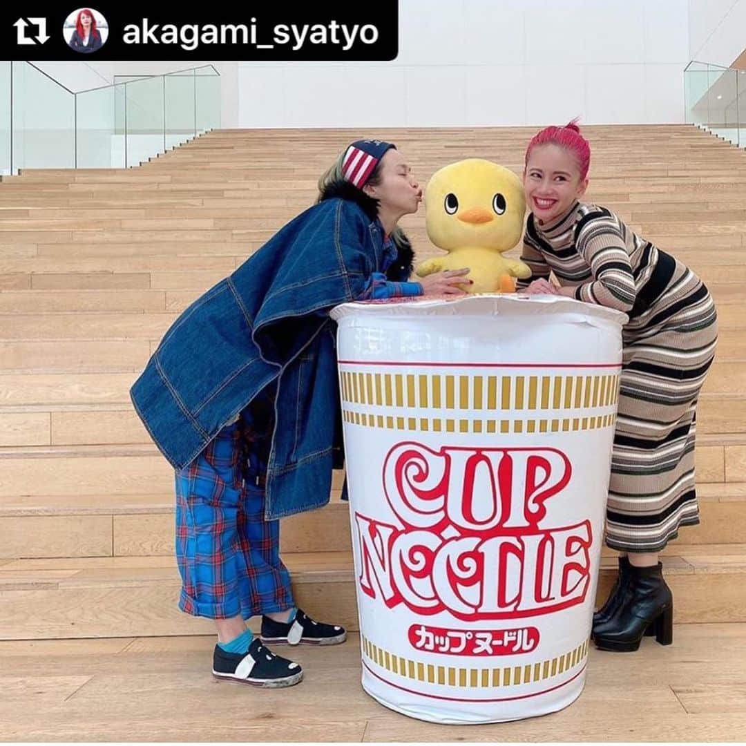 のインスタグラム：「・ ・ えっいつ誰に気付かれてた？！ 姉の子供に集中してたからか… バレてないと思ってたわ（笑） ・ ↓ ・ #Repost @akagami_syatyo with @make_repost ・ misonoさんご夫妻と甥っ子さんと ラーメン食べてきました🤣 （ご夫妻との写真は次の投稿で） . misonoさんと歩くと 周りがすぐ気づくから大変⚡️ サングラスして帽子被っててもすぐ気づかれる⚡️ ・ 私が 「misonoさん、プライベートですか？」 って聞かれて面白かった🤣笑笑 . misono姉さんは優しいから 直接話しかければ きっと握手してくれますよ‼︎笑 . 気遣いすごいし、優しいし お会いできて、めっちゃ元気出ました！ 疲労マックスで、やばかったけど ・ 超絶回復しました！ 今日はmisonoさんと会えないから 寂しくてしんどい、、、笑笑 . 私、相当顔小さいって言われるんだが そんな私より遥かに顔小さいmisonoさんは 宇宙人だと思う👽これが芸能人クオリティ✨✨ . #misono さん」