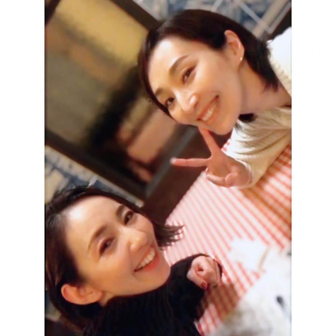 咲希あかねのインスタグラム：「#澄輝さやと  あきちゃん♡ やっとゆっくり会えたーー😆♪ 現役の時からよくご飯に行って、癒してくれる同期✨  この方の、シュッとした顎(顎フェチ。美弥さん、佐藤健の顎がベストに好き笑)、涼しげな目がだいぶ好き！！笑 空気感がほのぼの〜で癒されるの♡ 髪が伸びてて、キレイになってましたよ✨  わたし、あきちゃんの花束持ってる役好きだっなー← あれ何て題名だっけな…良い人すぎて切ない役😢 ゆうひさんの新人公演主演した時も素敵やったなぁ✨ あとネフェルティティ😆笑  #宝塚 #91期 #同期 #宙組 #月組」