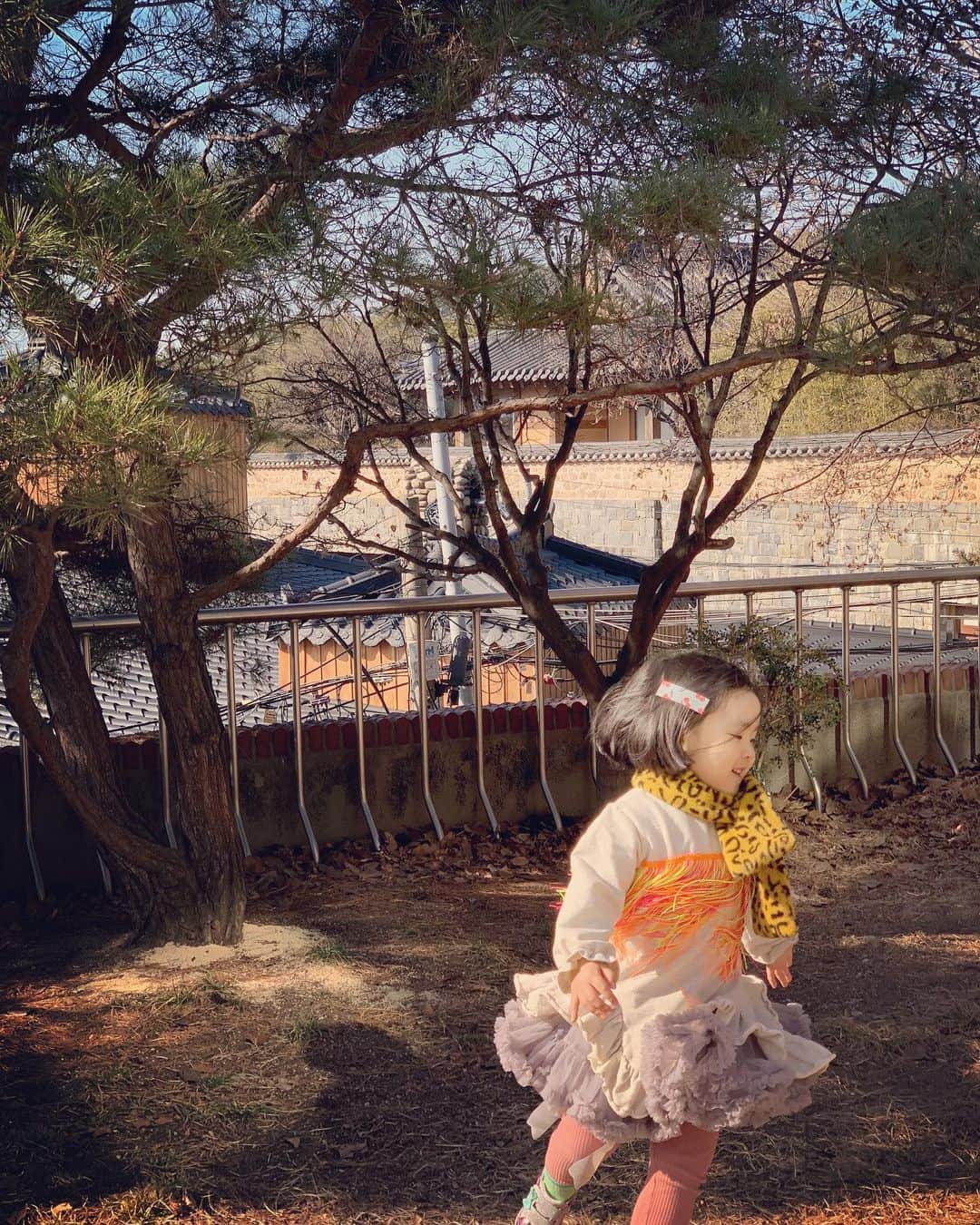 イ・ユンジのインスタグラム：「봄이오려는가..바이러스야 이만인사하자. 이렇게좋아하는데. #볕좋은날#까르르웃음 에더욱짠한마음」